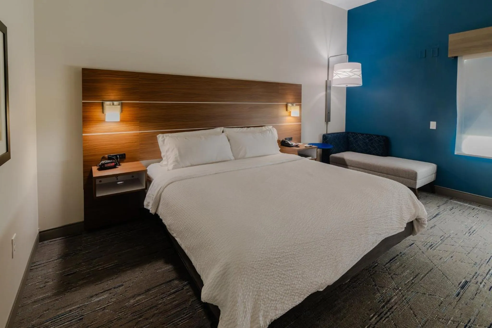 Photo of the whole room, Bed in Holiday Inn Express Jasper by IHG