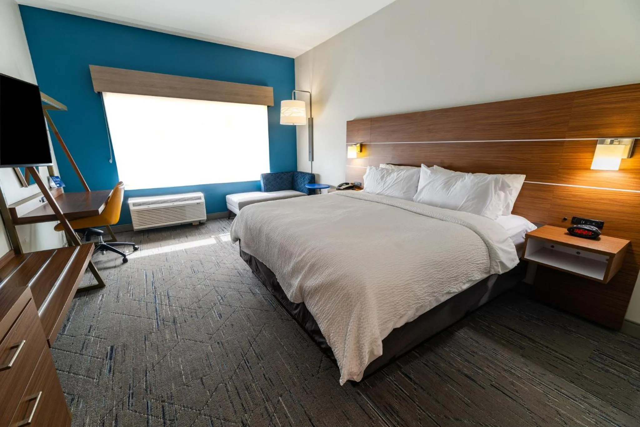 Photo of the whole room, Bed in Holiday Inn Express Jasper by IHG