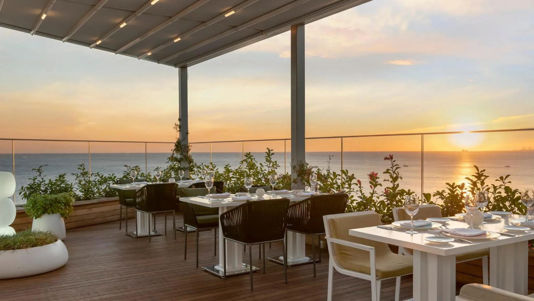 Restaurant/places to eat in Crowne Plaza Florya Istanbul by IHG