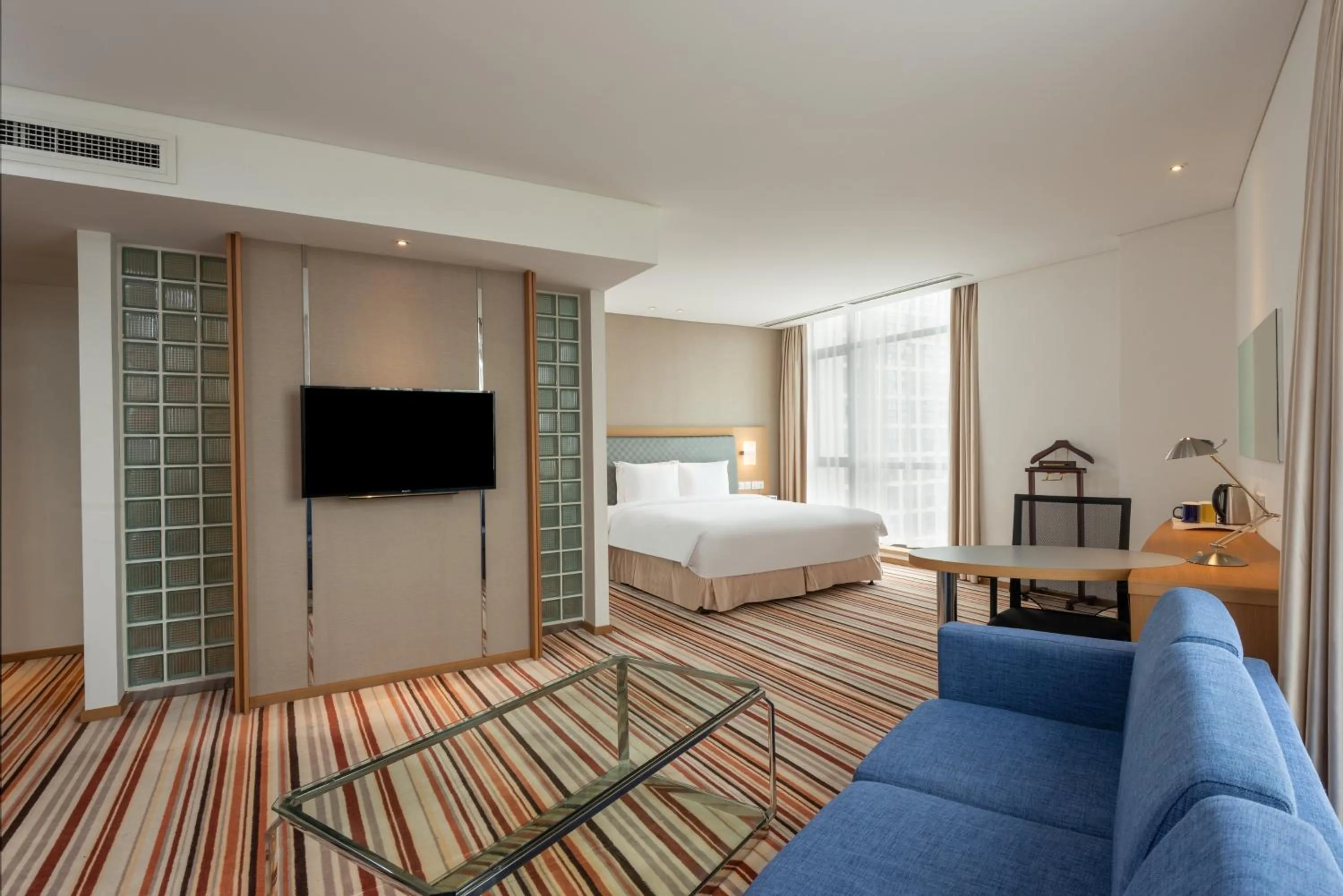 Photo of the whole room, Bed in Holiday Inn Express Shanghai Jiading Industry Park by IHG