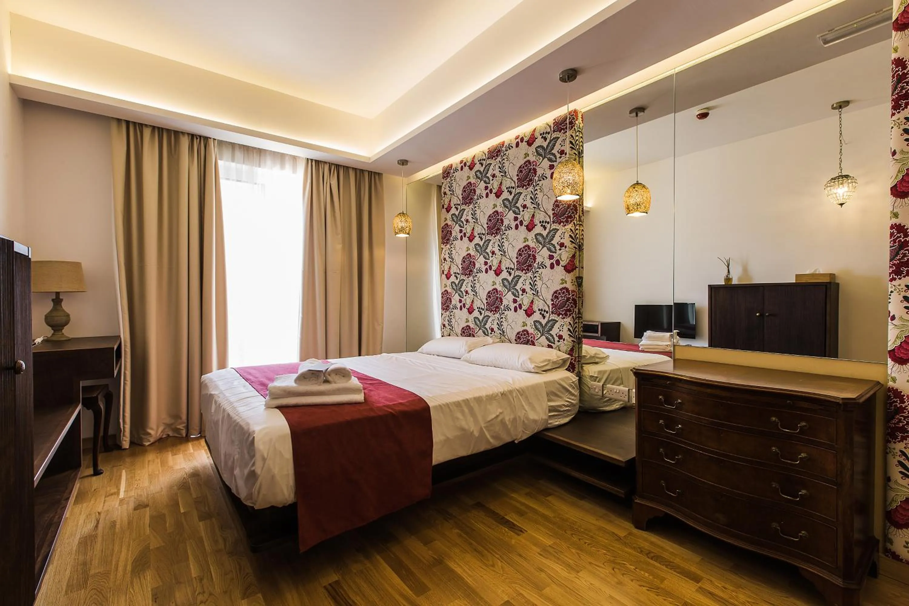 Photo of the whole room, Bed in Murella Living