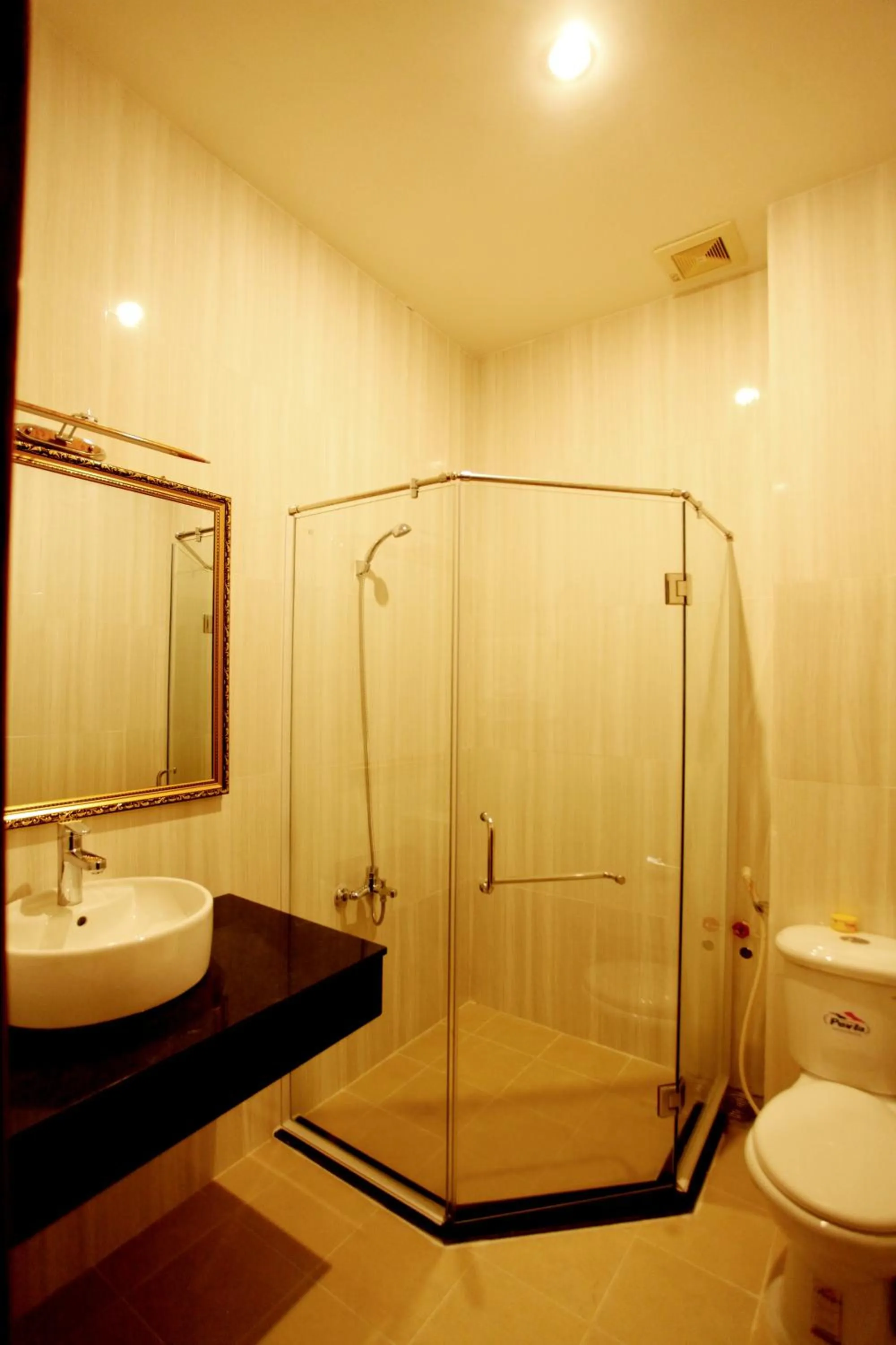 Toilet in Nhat Minh Hotel