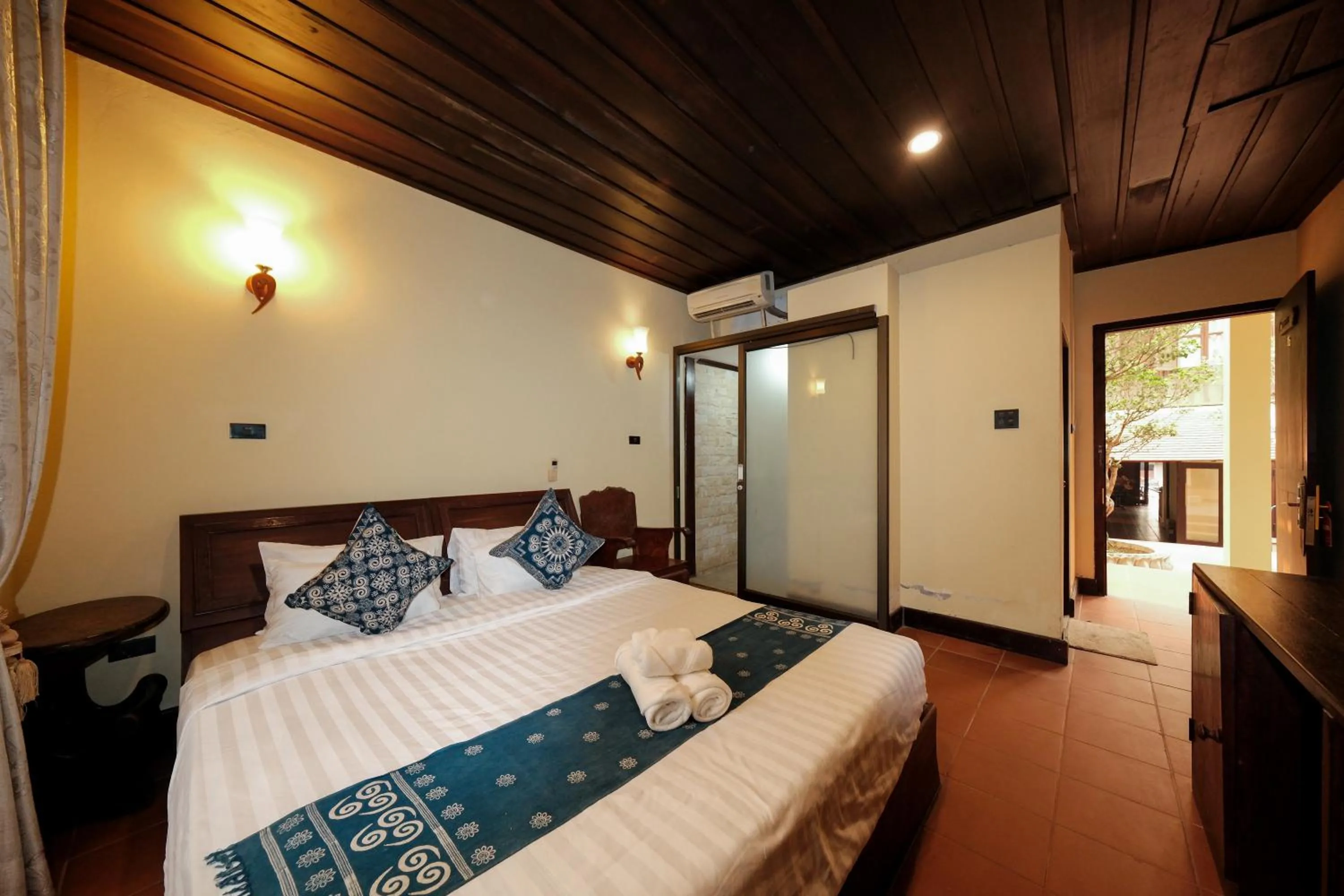 Superior King Room in Bualuang Hotel