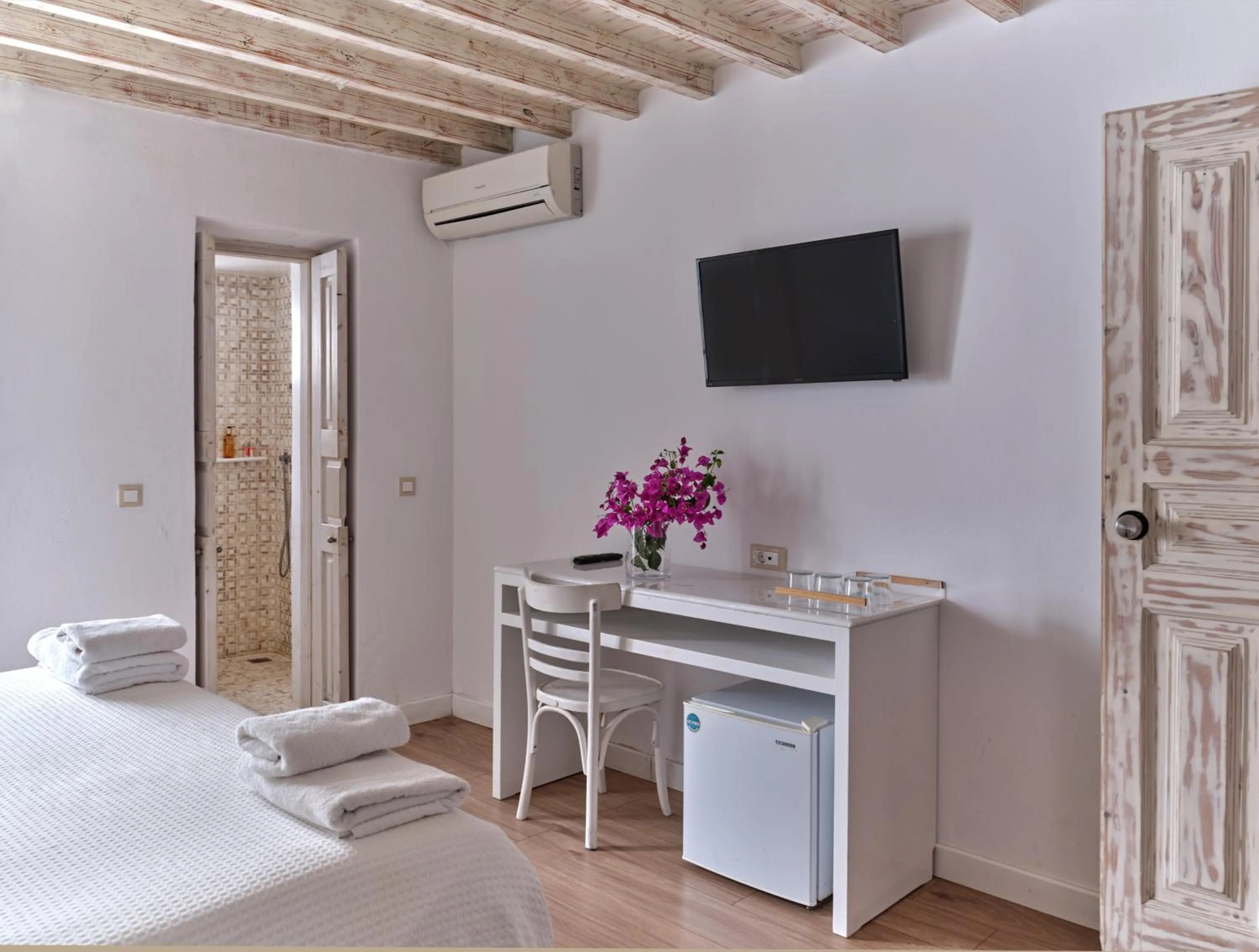 Photo of the whole room, Bed in La Maison Kalogera