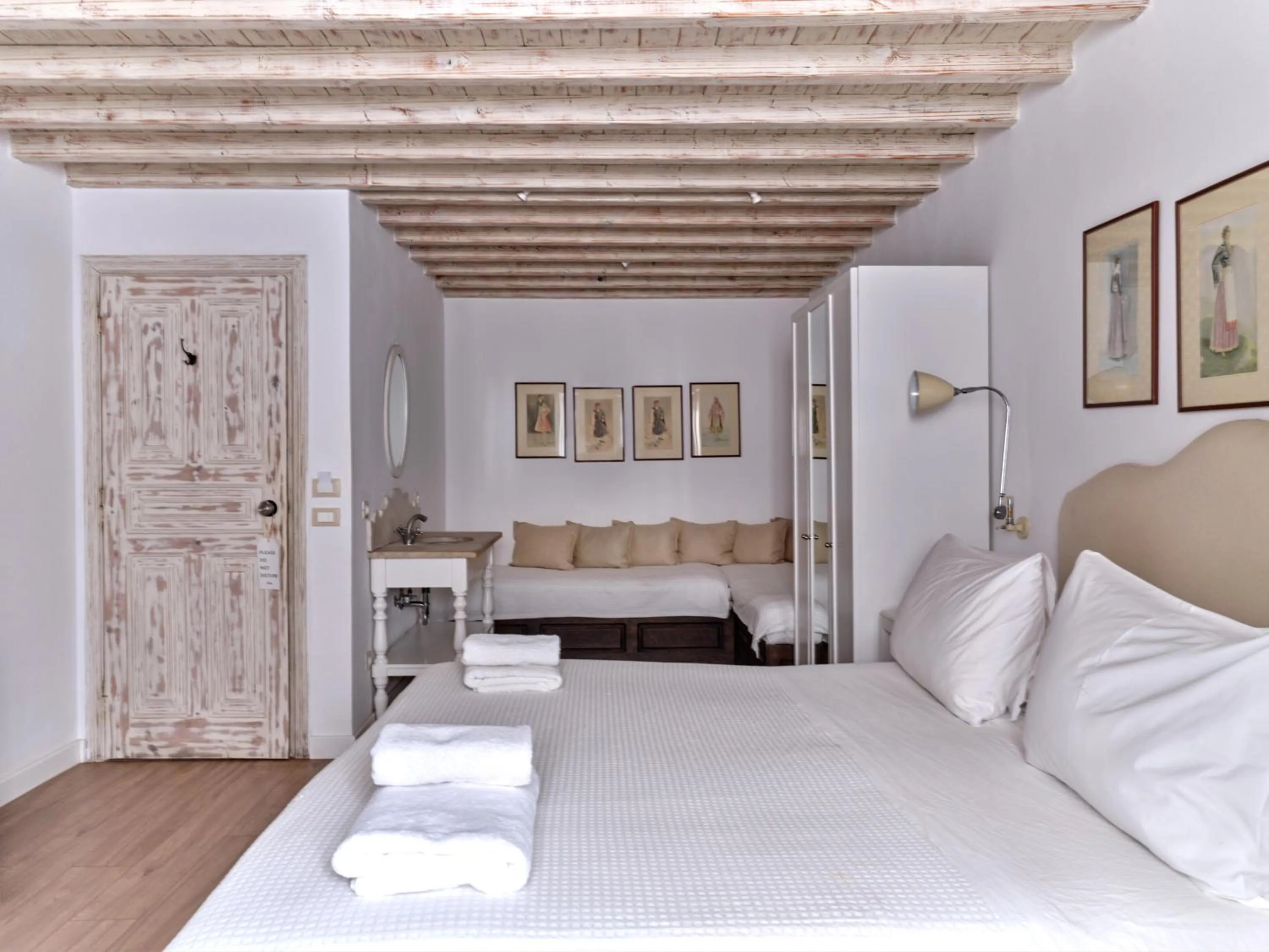 Photo of the whole room, Bed in La Maison Kalogera