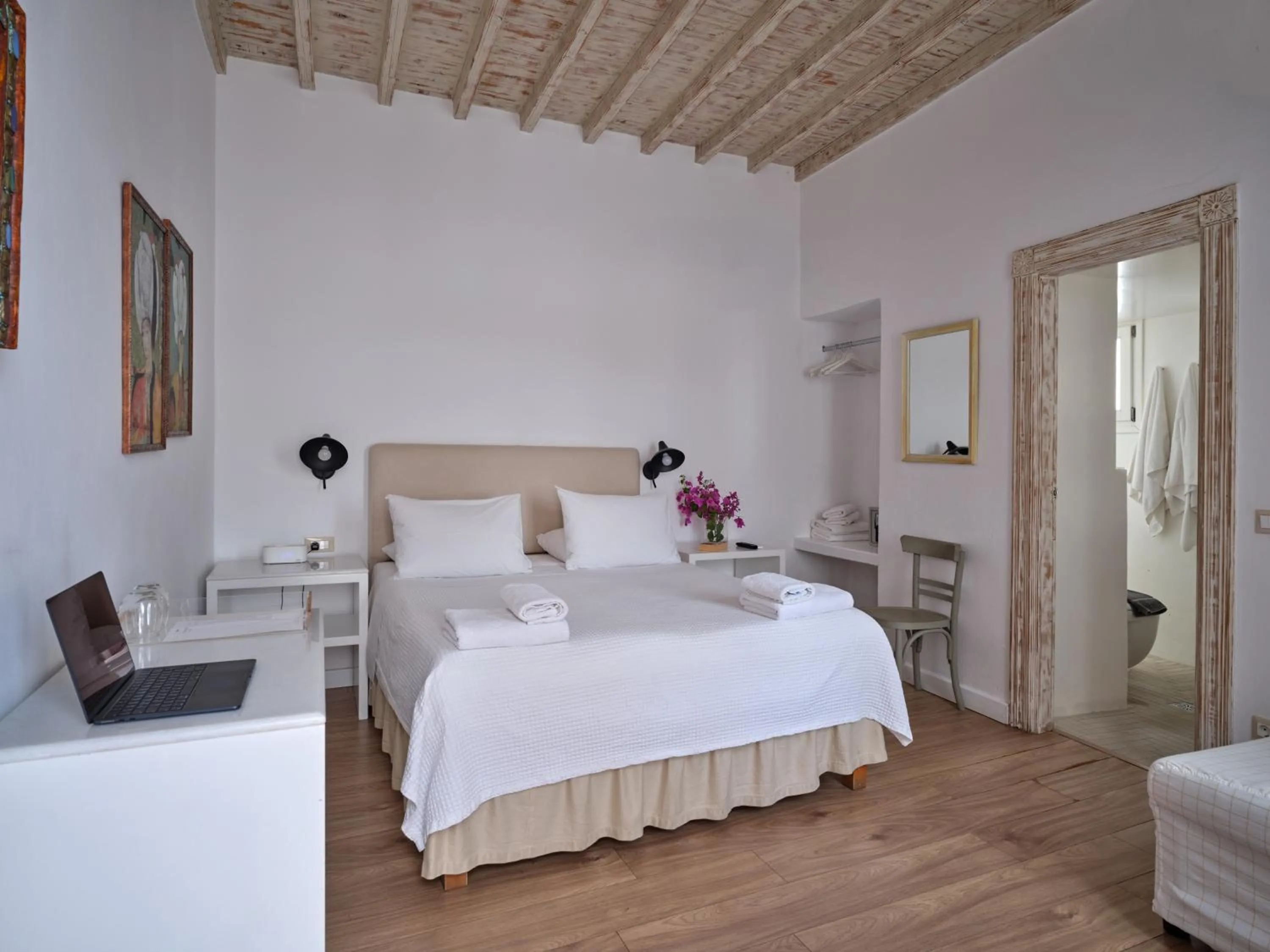 Photo of the whole room, Bed in La Maison Kalogera