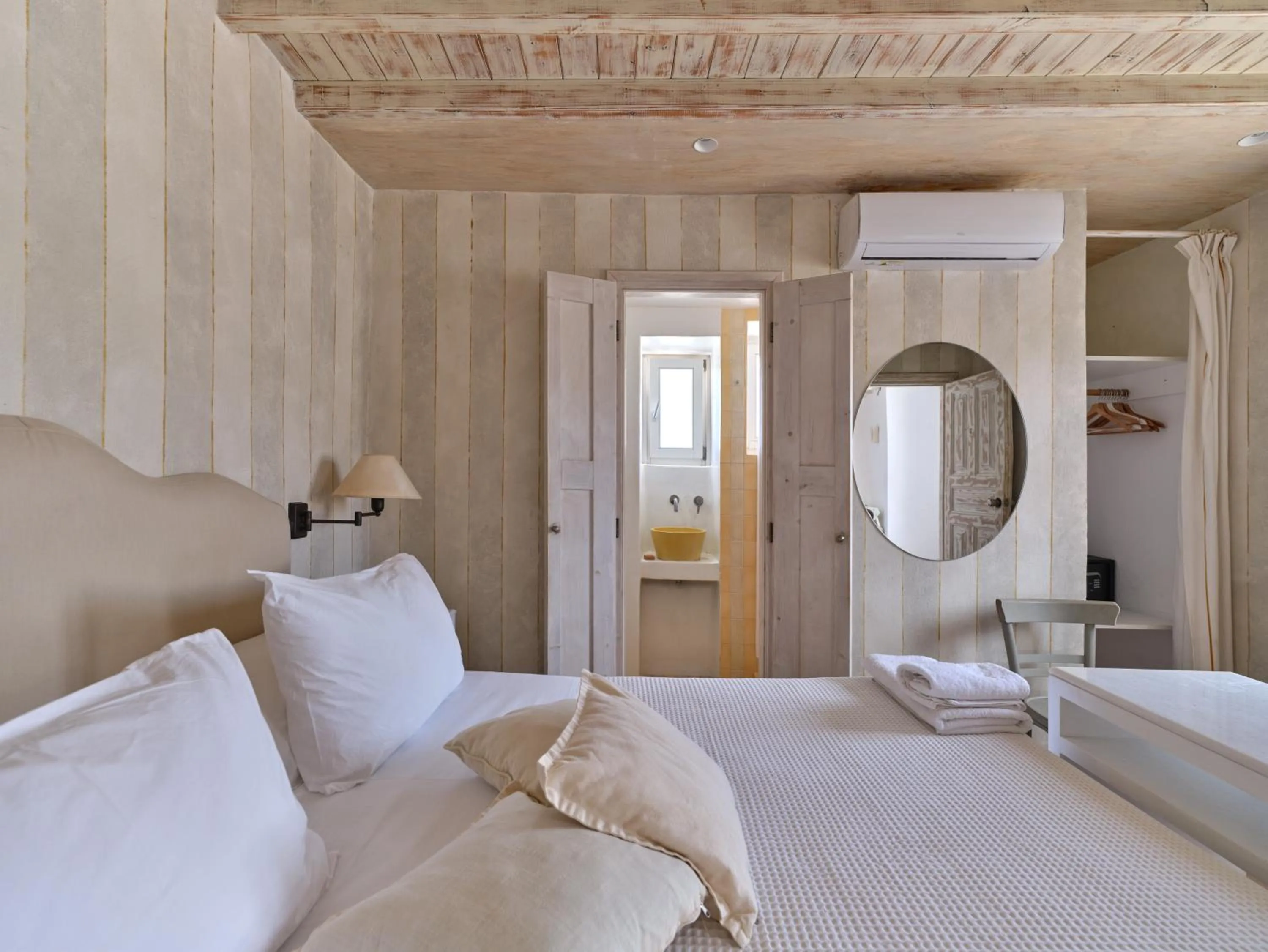 Photo of the whole room, Bed in La Maison Kalogera