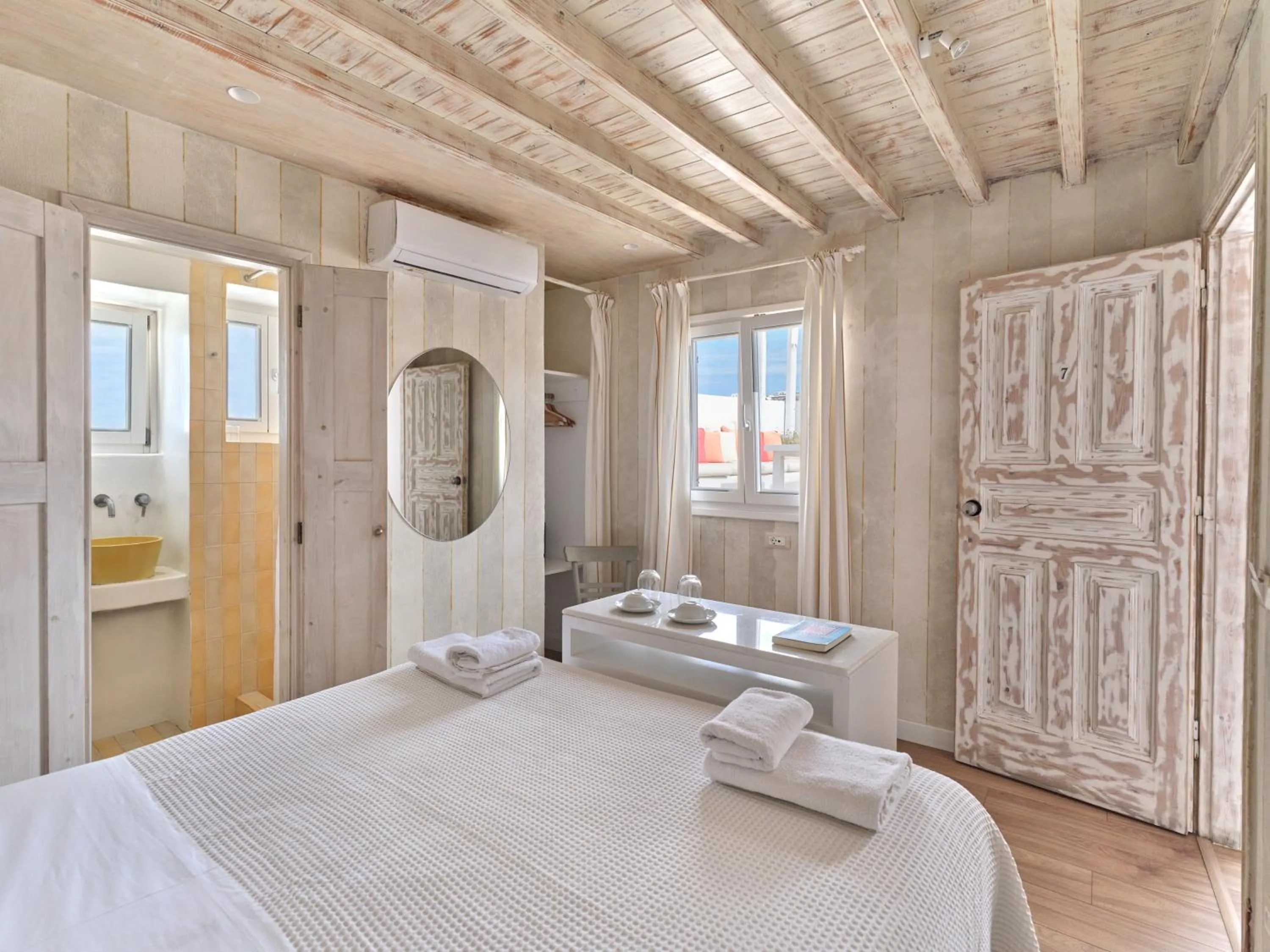 Photo of the whole room, Bed in La Maison Kalogera