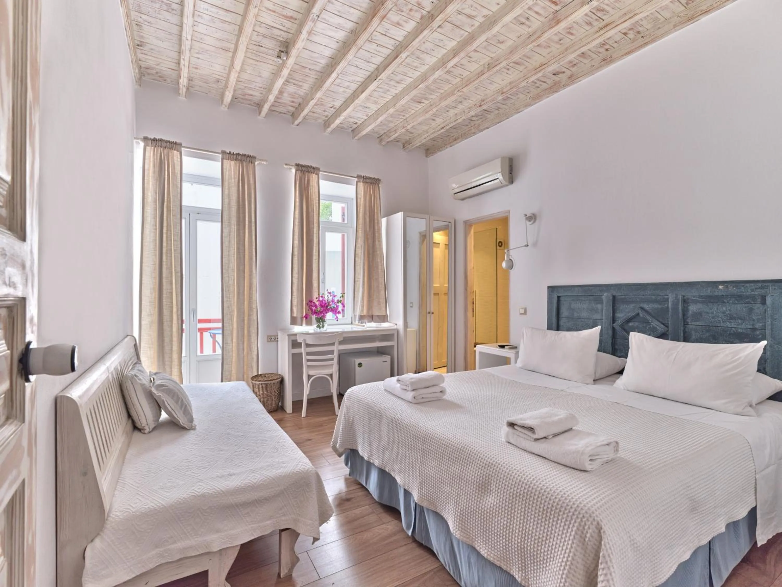 Photo of the whole room, Bed in La Maison Kalogera