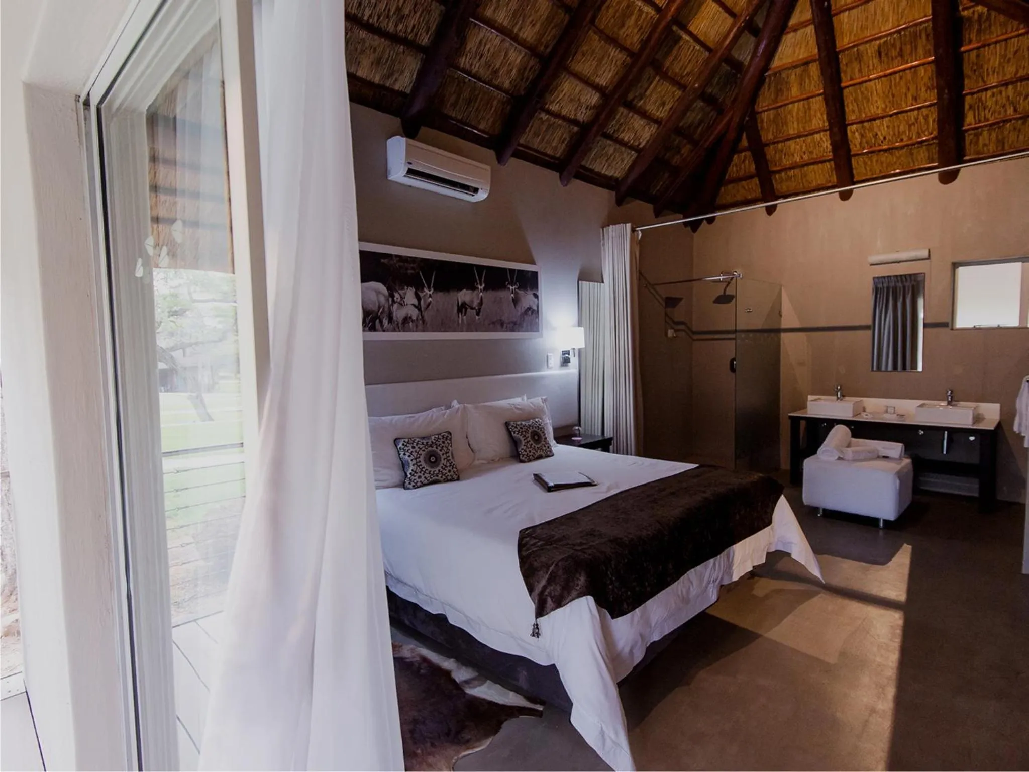 Bedroom, Bed in Monate Game Lodge