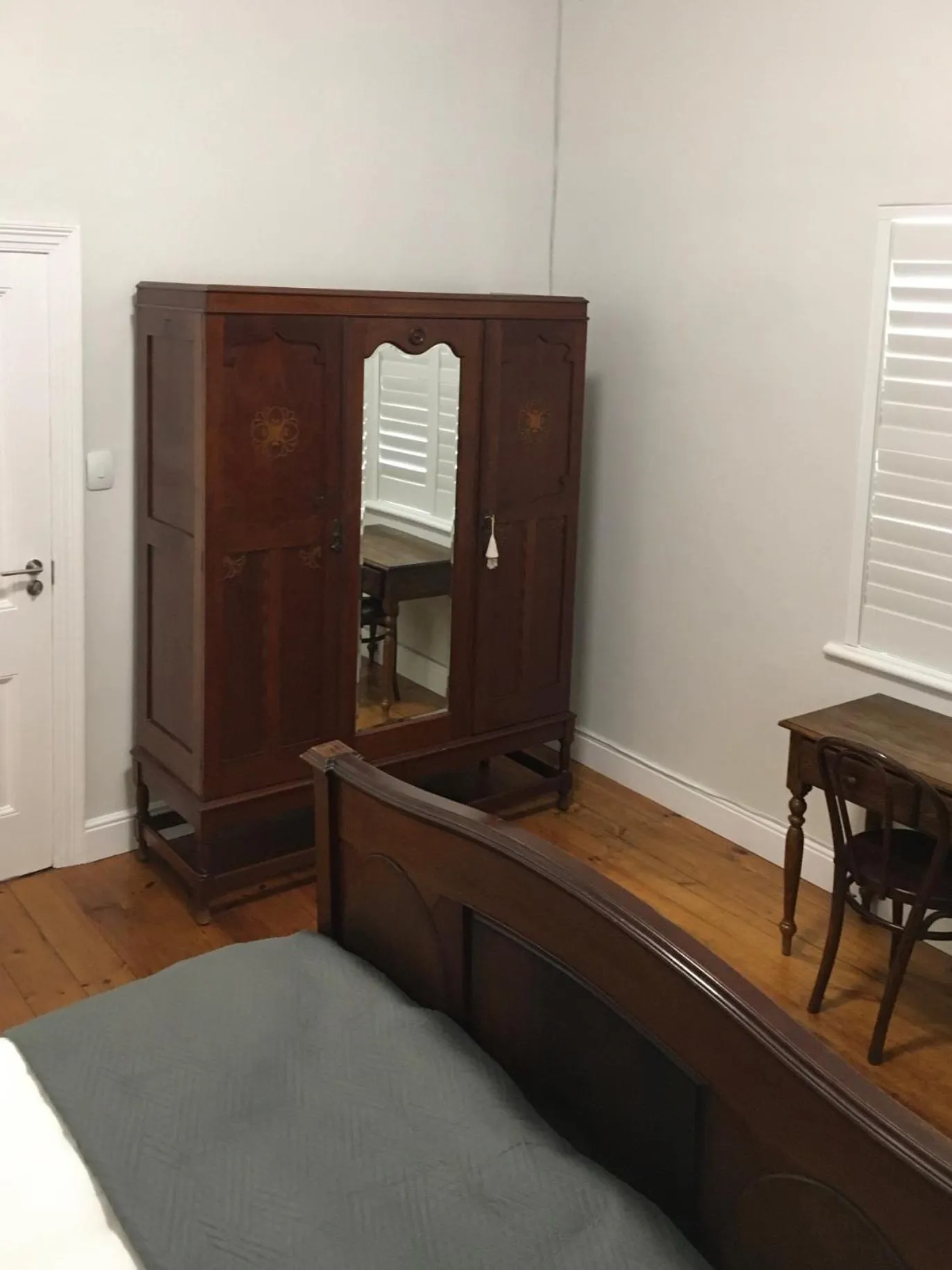 Photo of the whole room, Bed in Just Joey Lodge