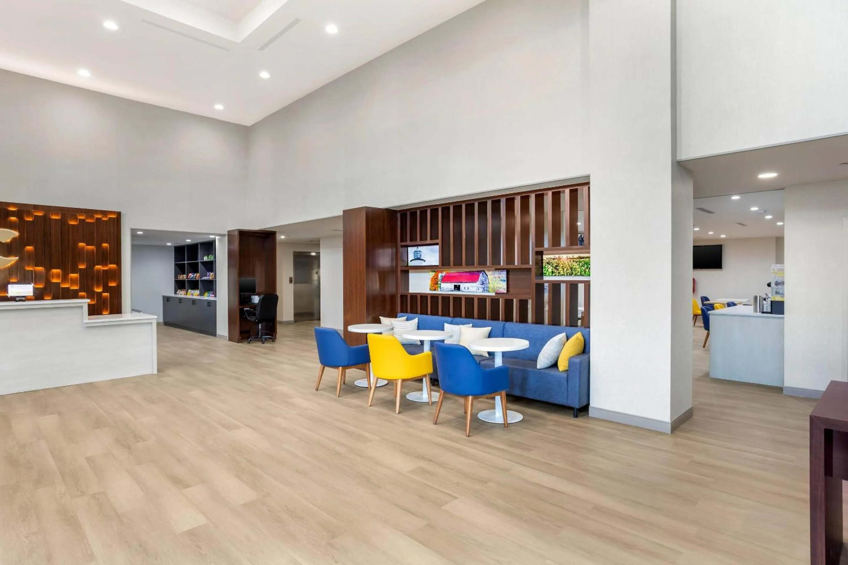 Lobby or reception in Comfort Suites Central Valley - Woodbury