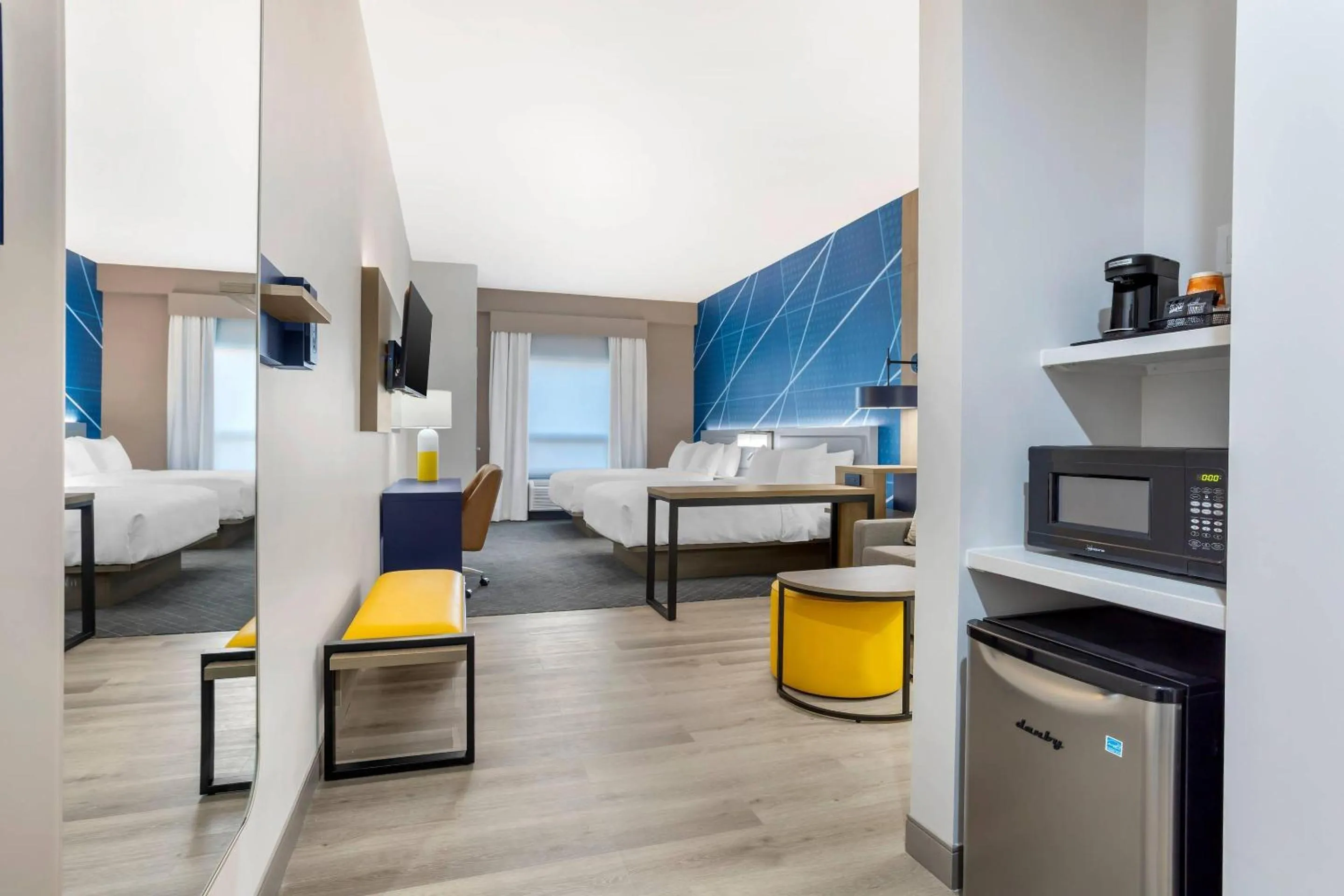 Photo of the whole room, Bed in Comfort Suites Central Valley - Woodbury