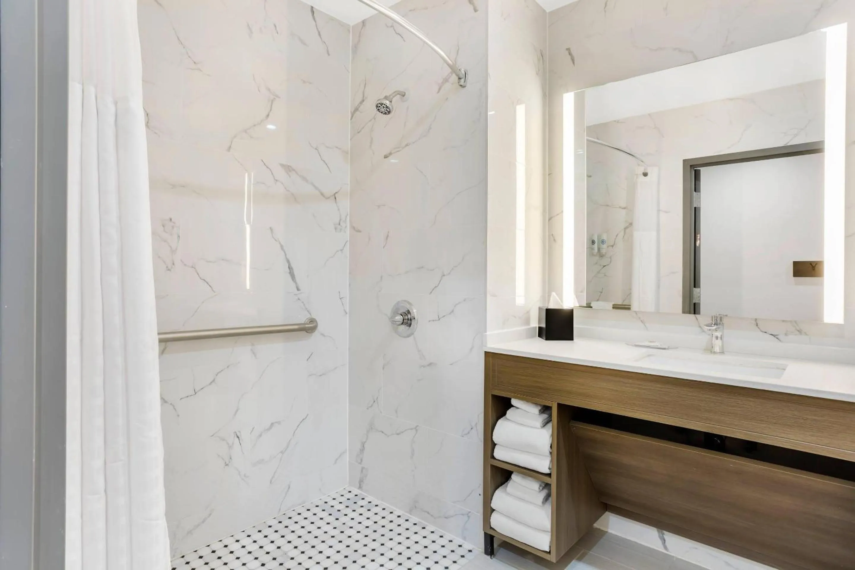 Bedroom in Comfort Suites Central Valley - Woodbury