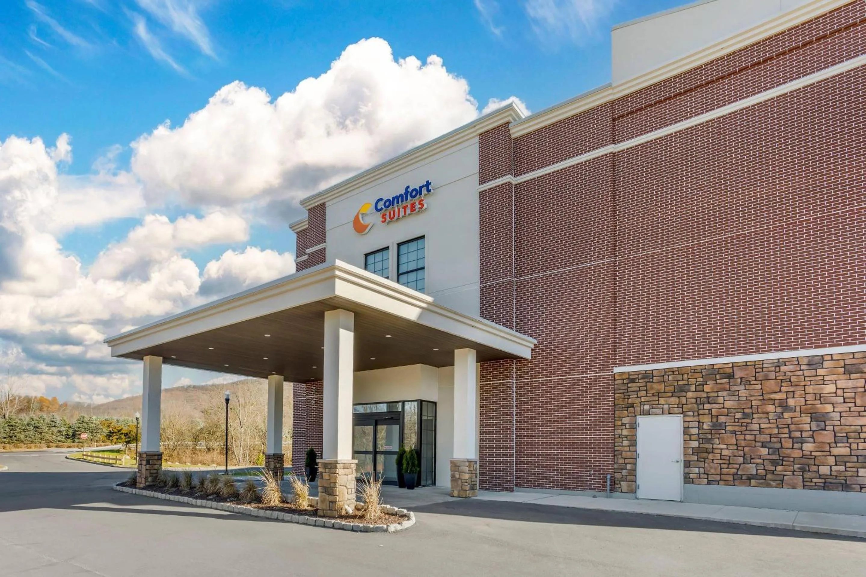 Property building in Comfort Suites Central Valley - Woodbury