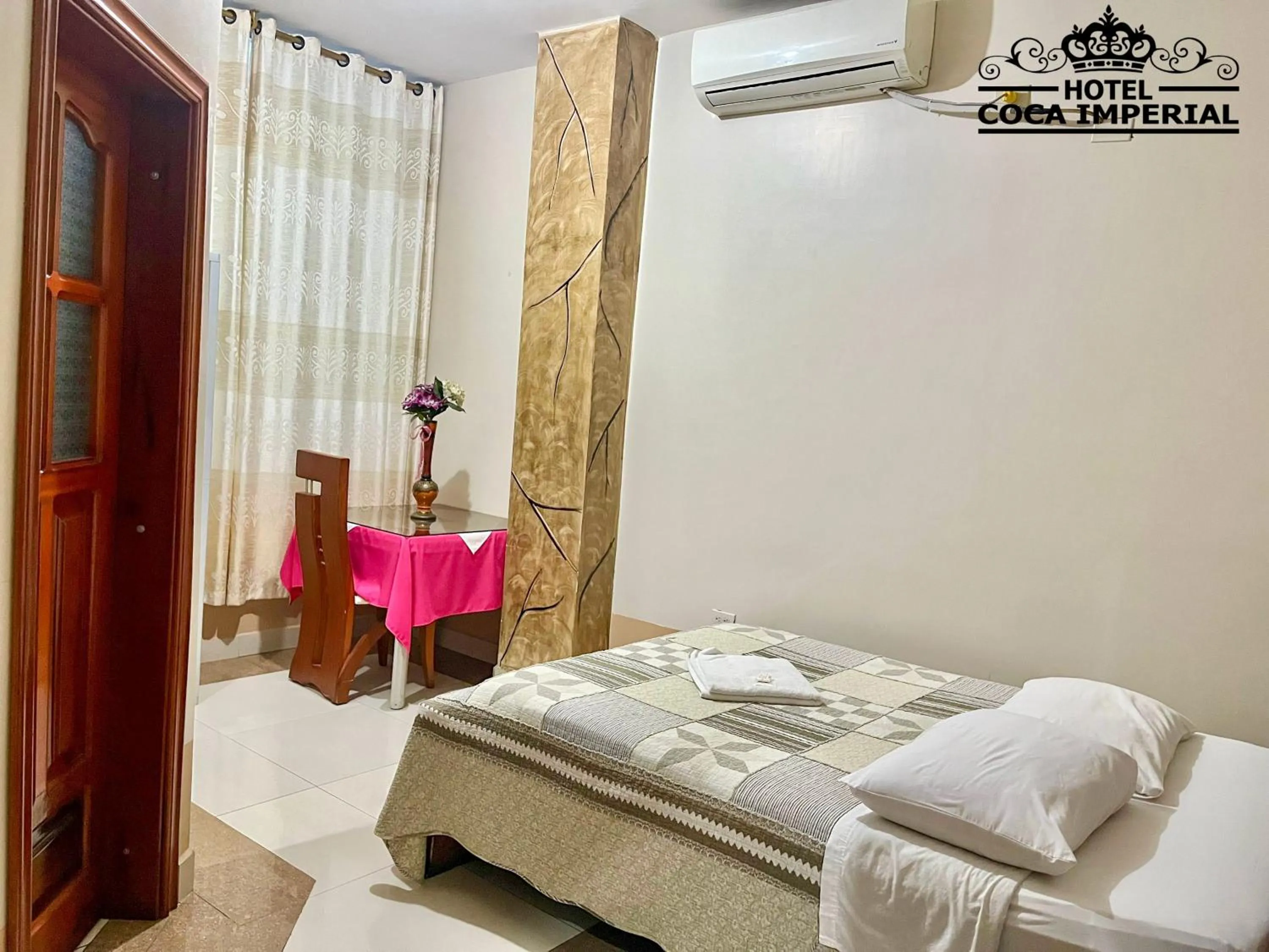 Bathroom, Bed in Hotel Coca Imperial