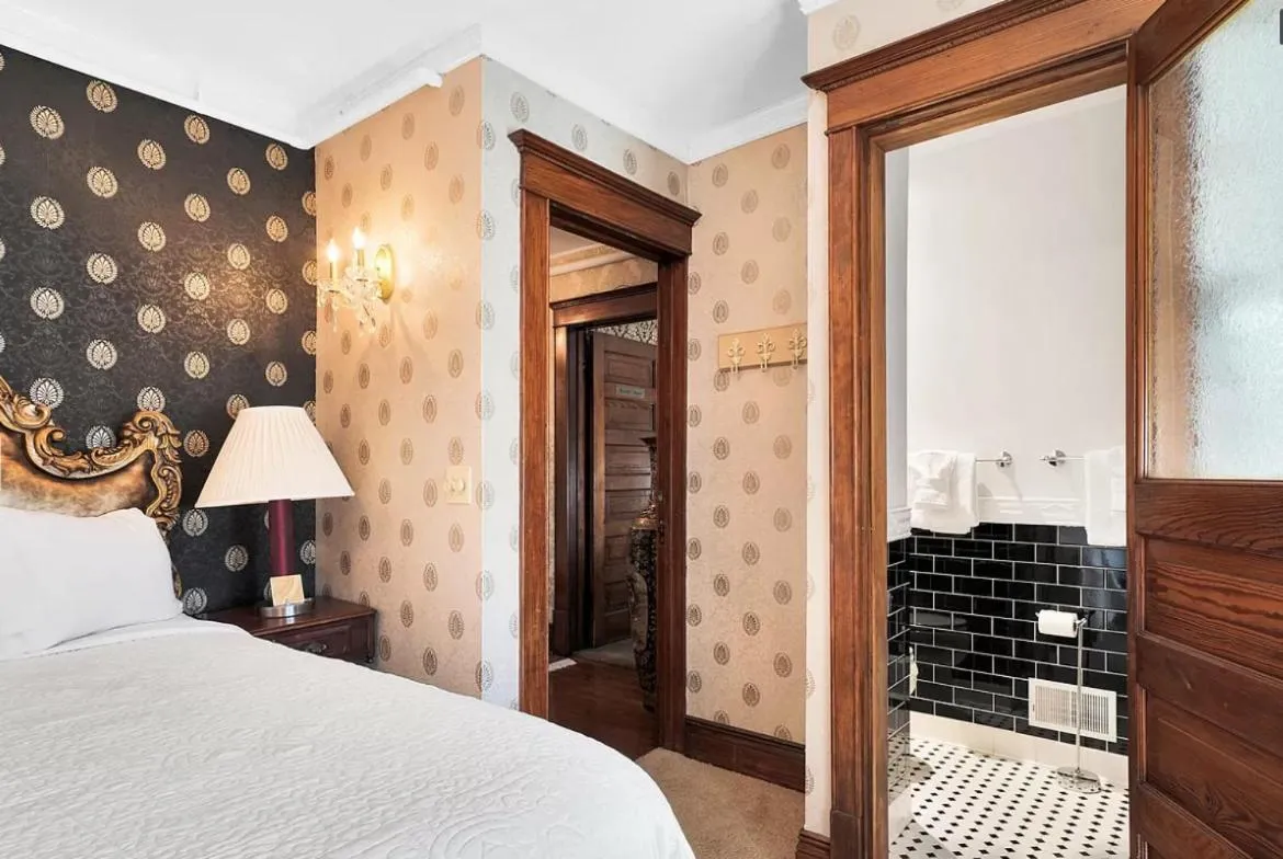 King Suite (Golden Oak) - single occupancy in The Ginkgo Tree