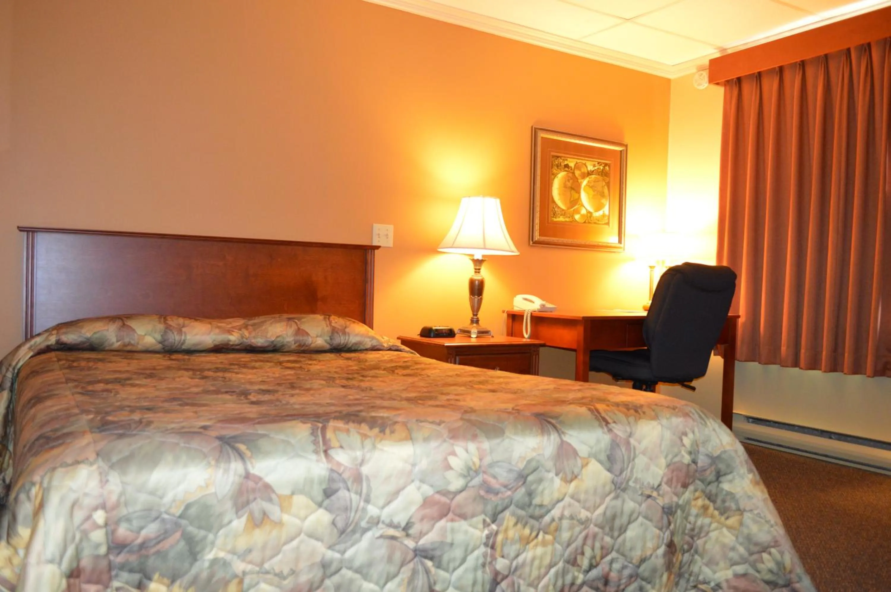 Photo of the whole room, Bed in Hôtel Maison Blanche