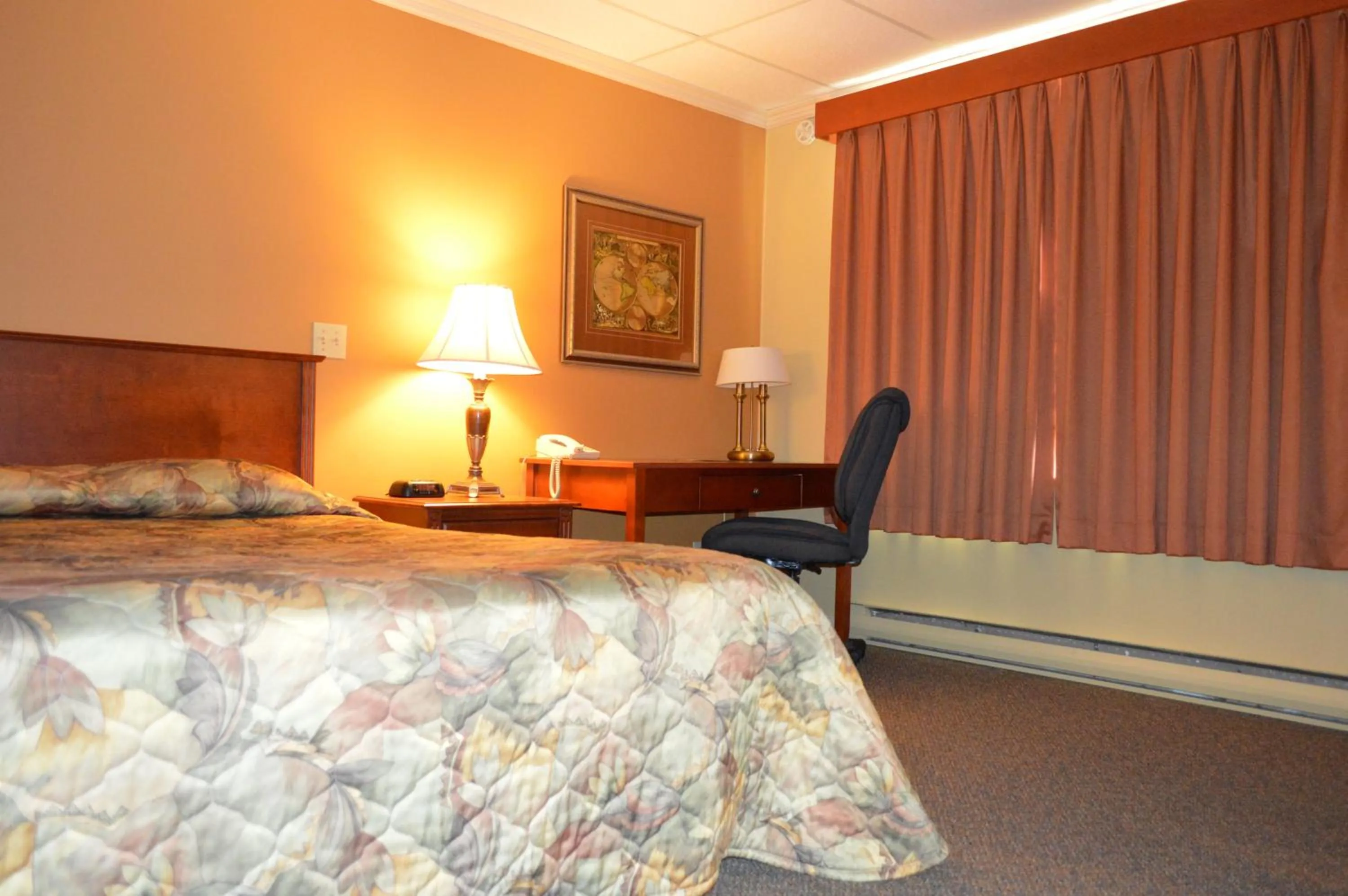 Photo of the whole room, Bed in Hôtel Maison Blanche