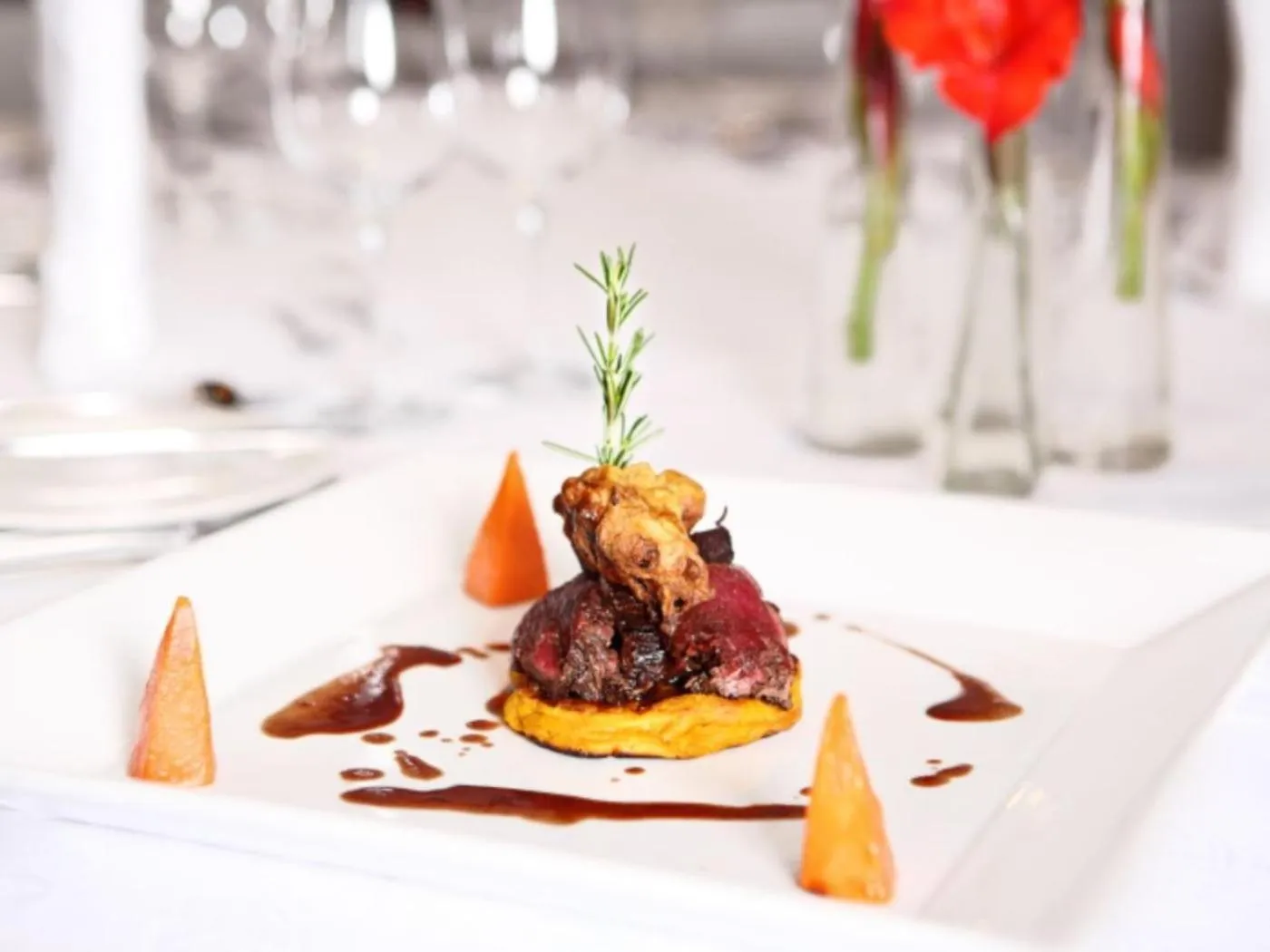 Dining area in Court Classique Suite Hotel