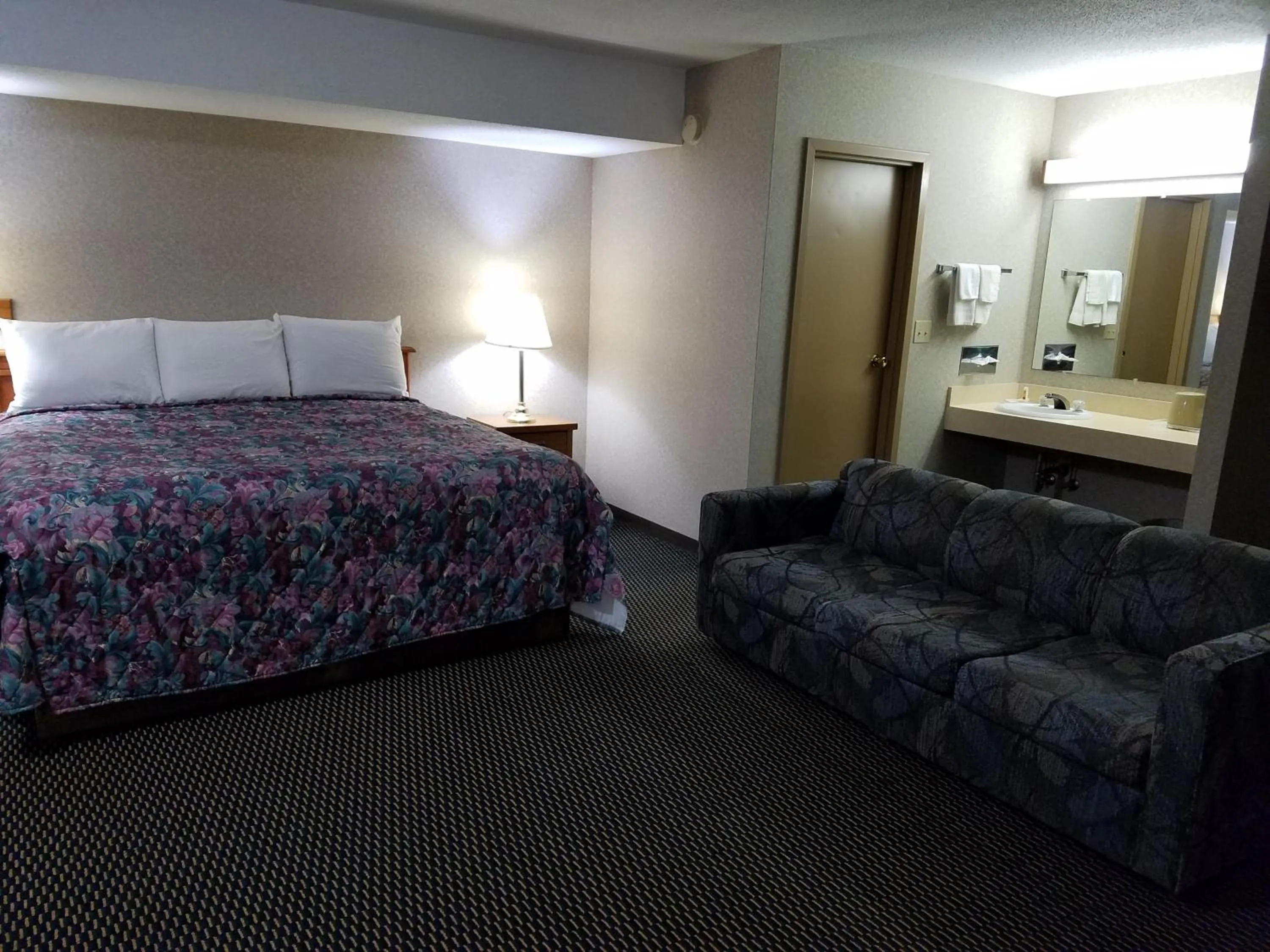 Photo of the whole room, Bed in Rodeway Inn Blair