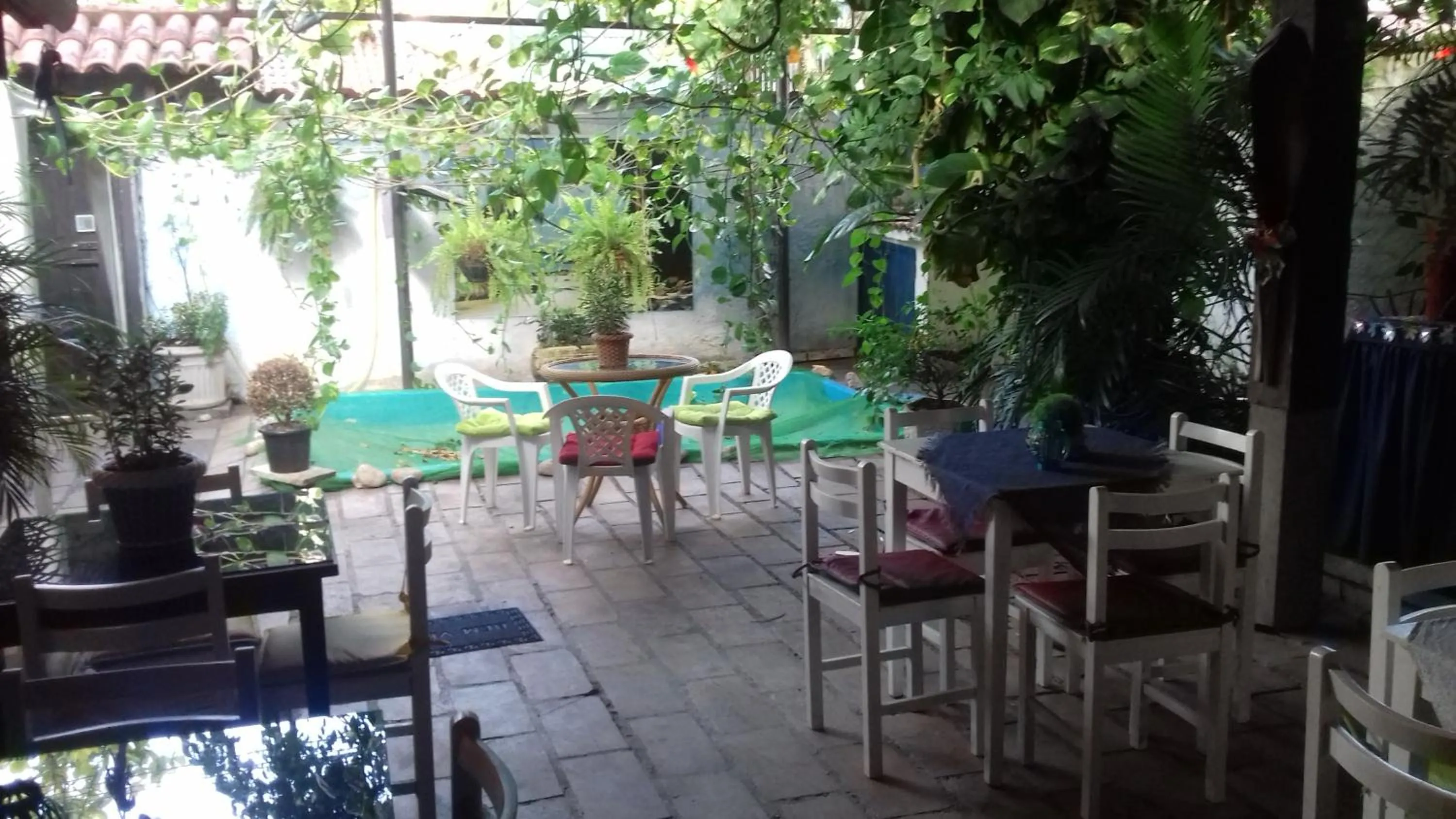 Restaurant/places to eat in Brumar Inn