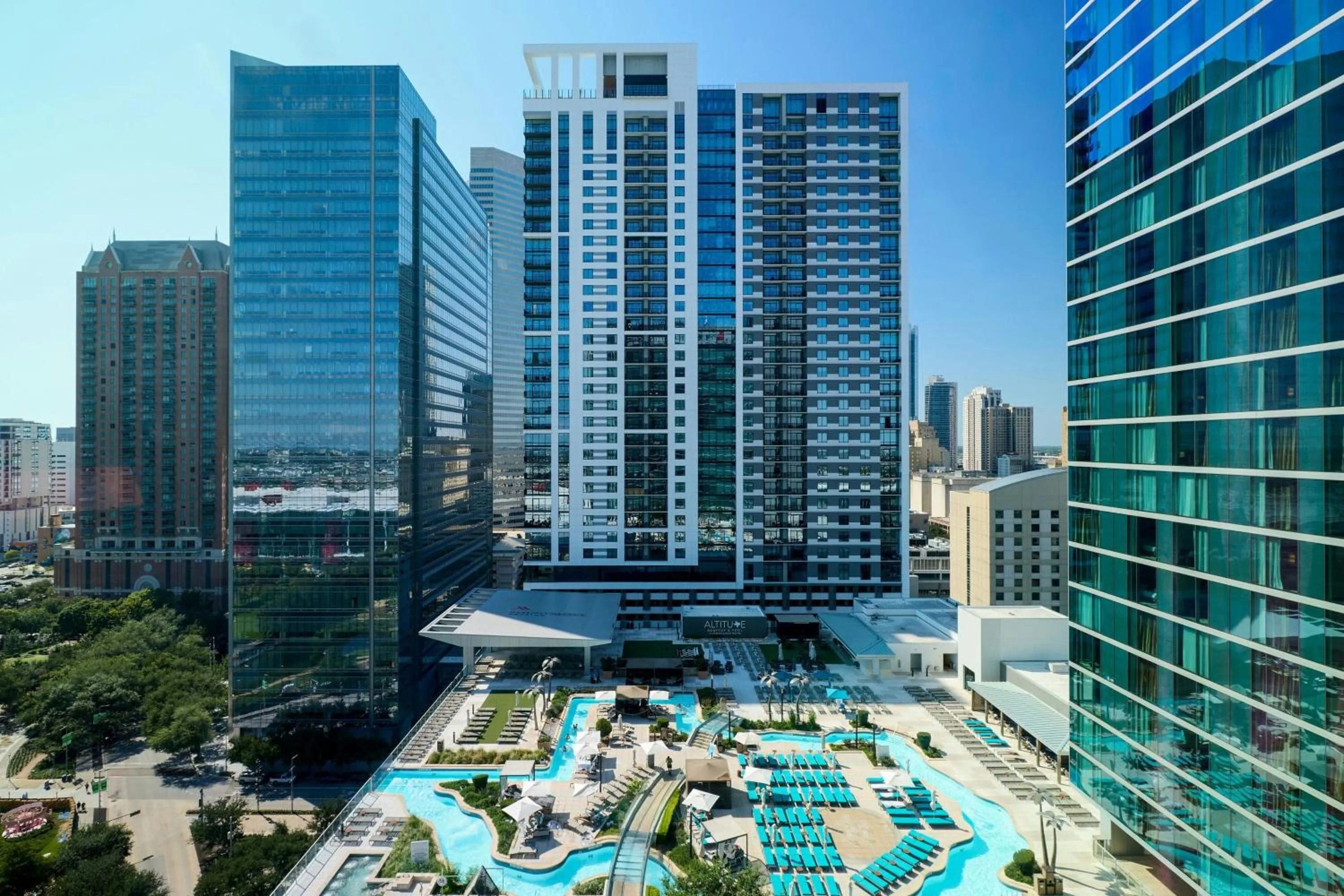 Swimming pool in Marriott Marquis Houston