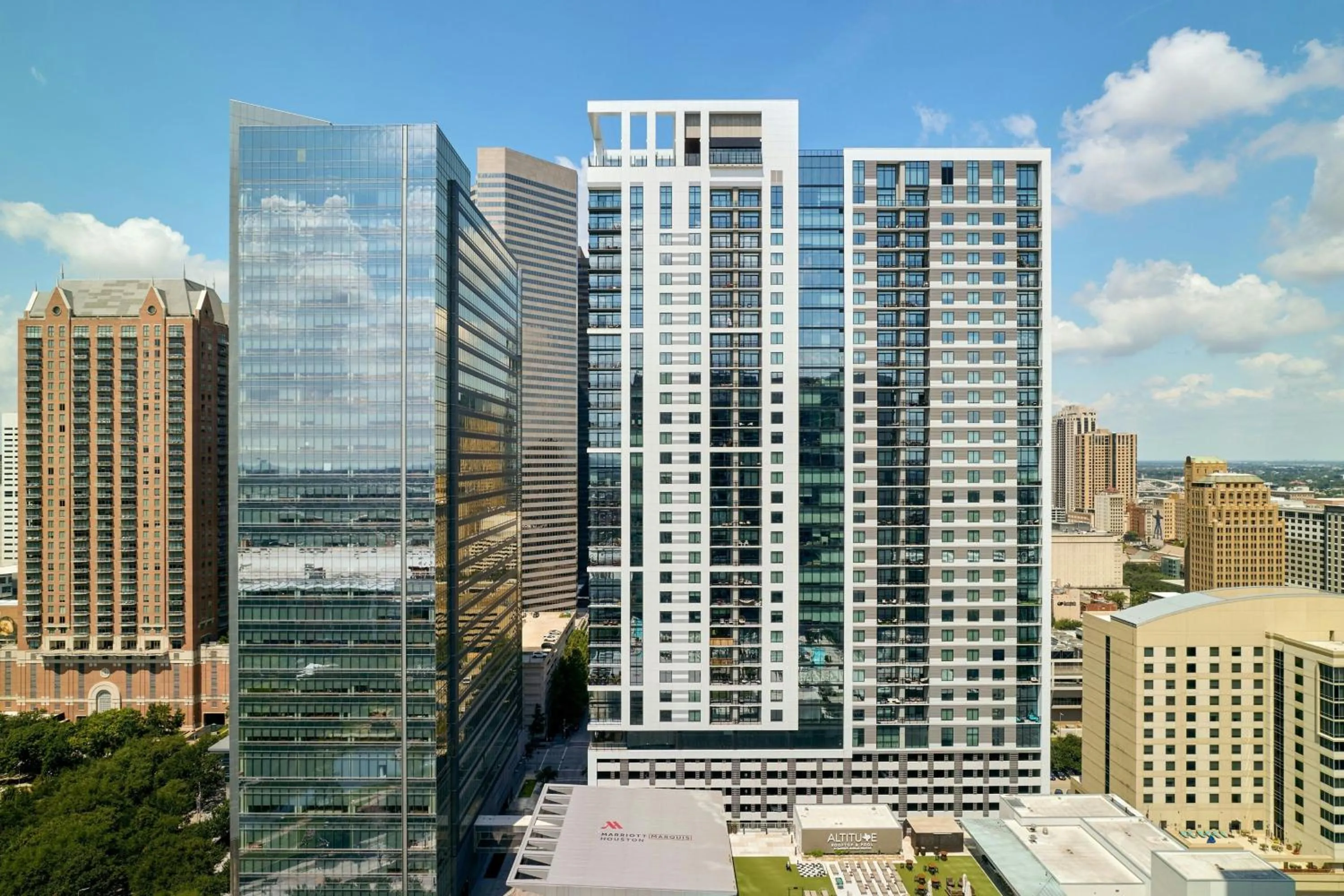 Swimming pool in Marriott Marquis Houston