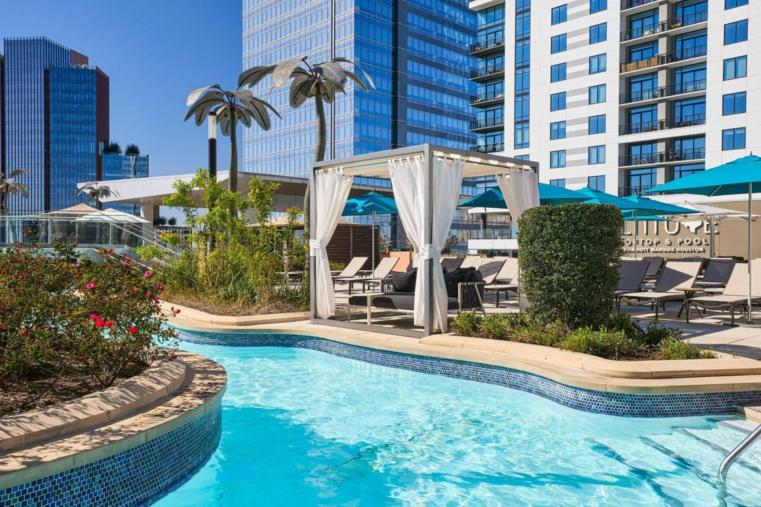 Swimming pool in Marriott Marquis Houston