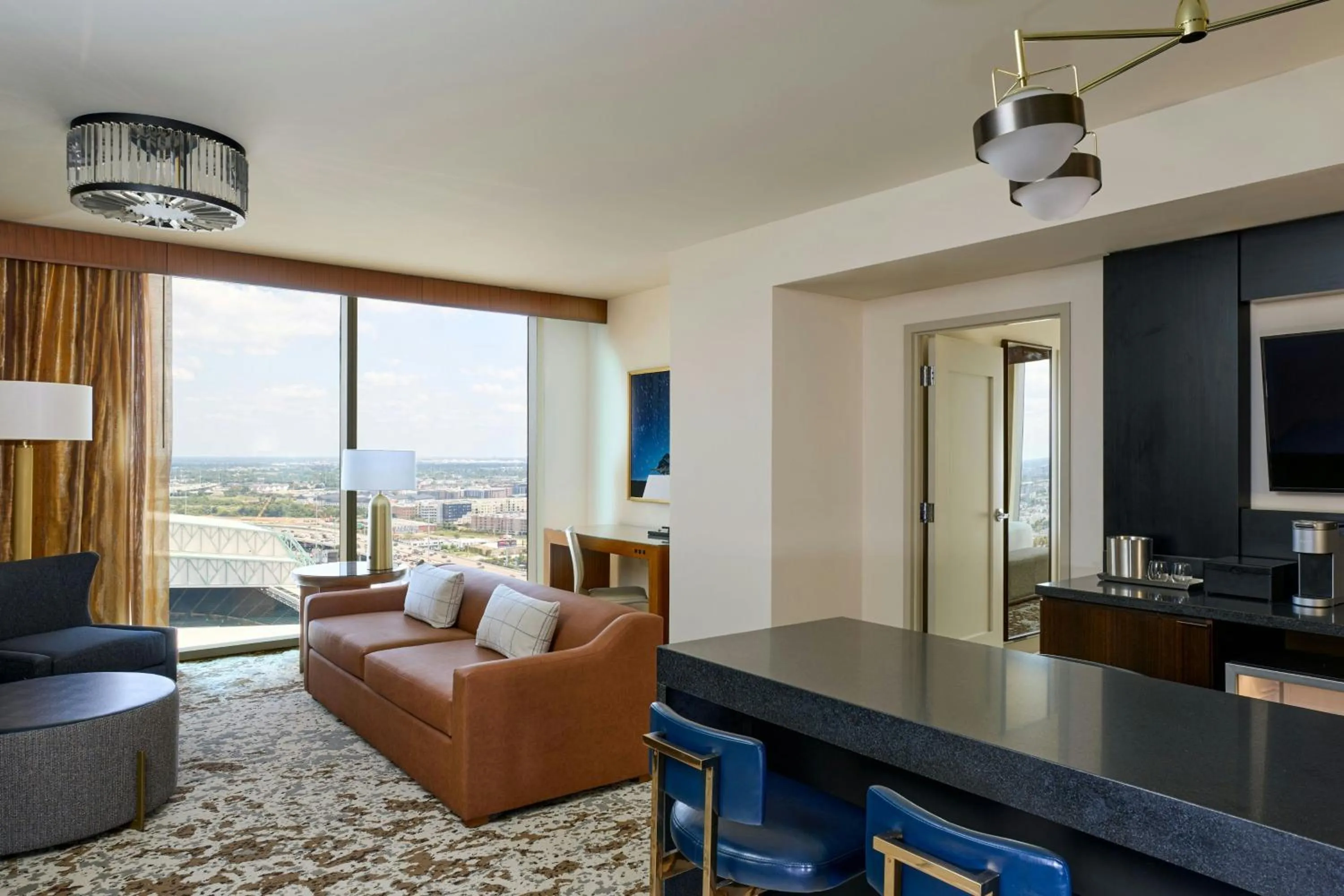 Living room in Marriott Marquis Houston