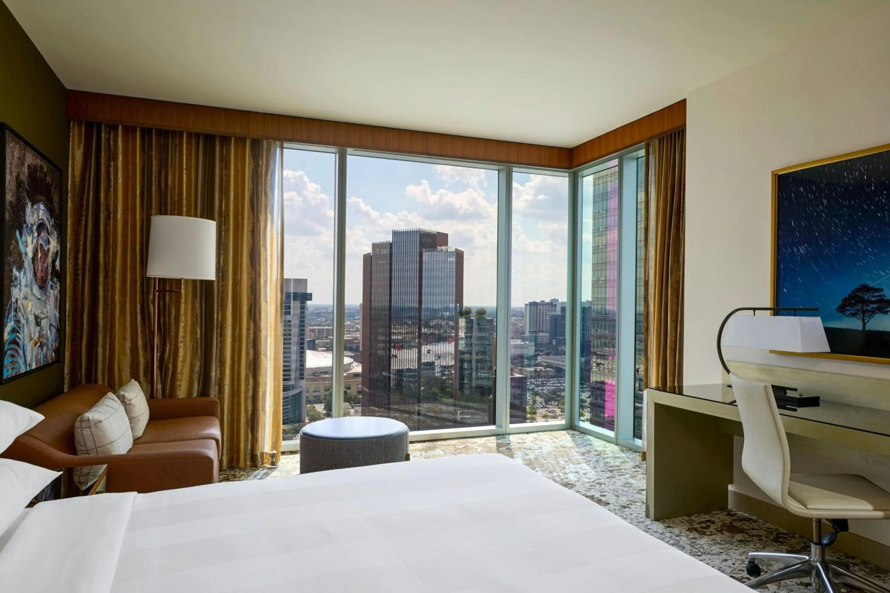 Swimming pool, Bed in Marriott Marquis Houston