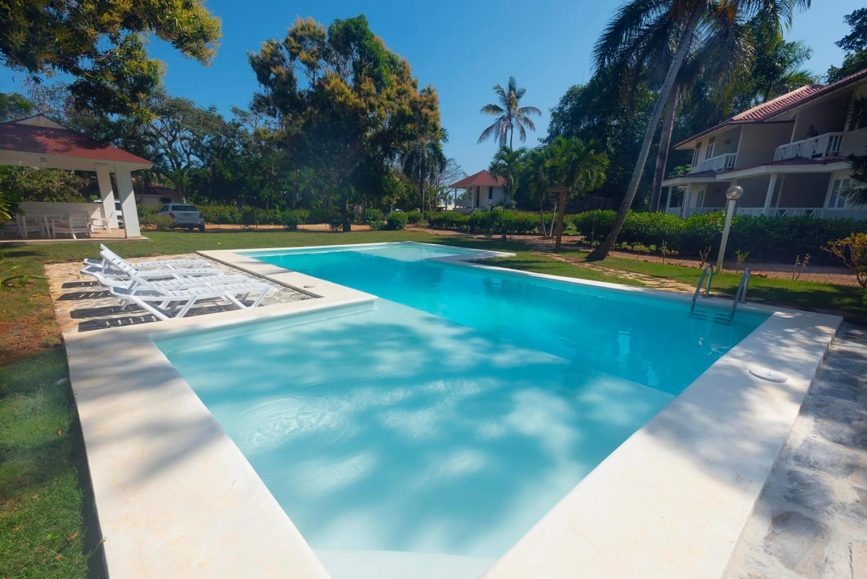 Swimming pool in El Pelicano Apart-Hotel