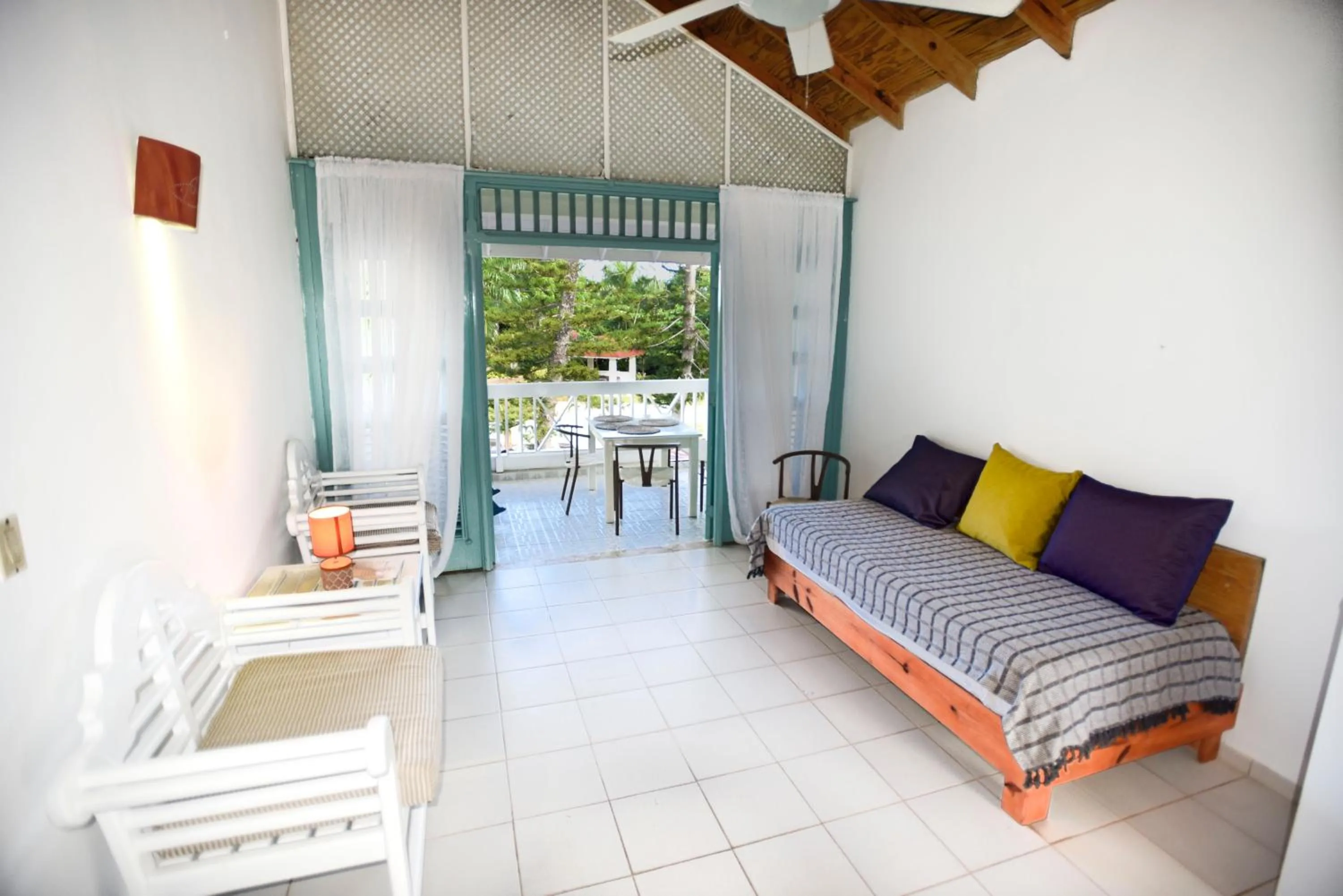 Living room, Bed in El Pelicano Apart-Hotel