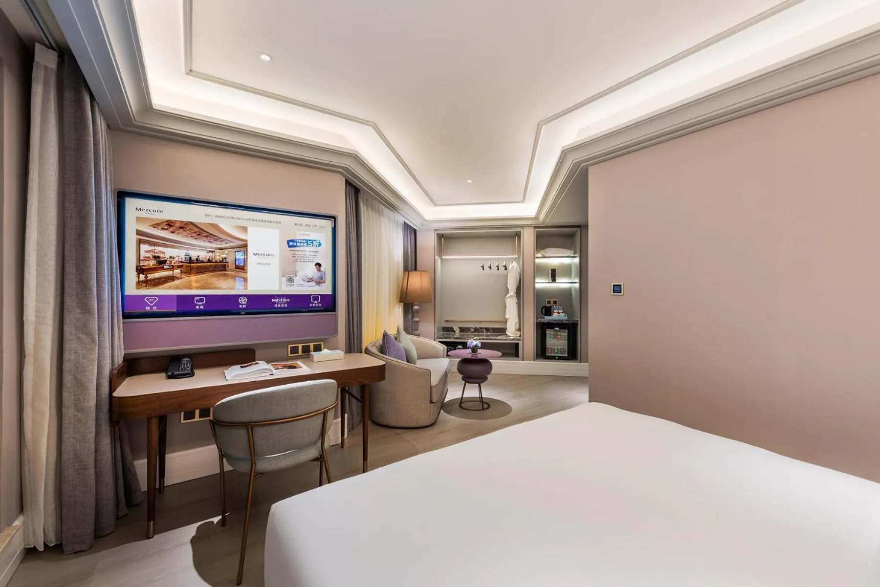 View (from property/room), Bed in Mercure Nantong Downtown