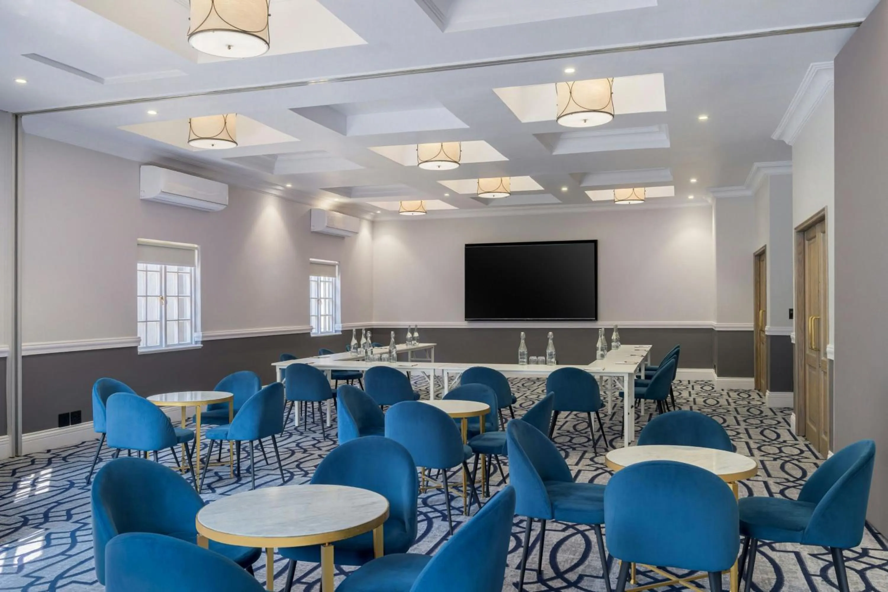 Lounge or bar in Protea Hotel by Marriott Johannesburg Balalaika Sandton