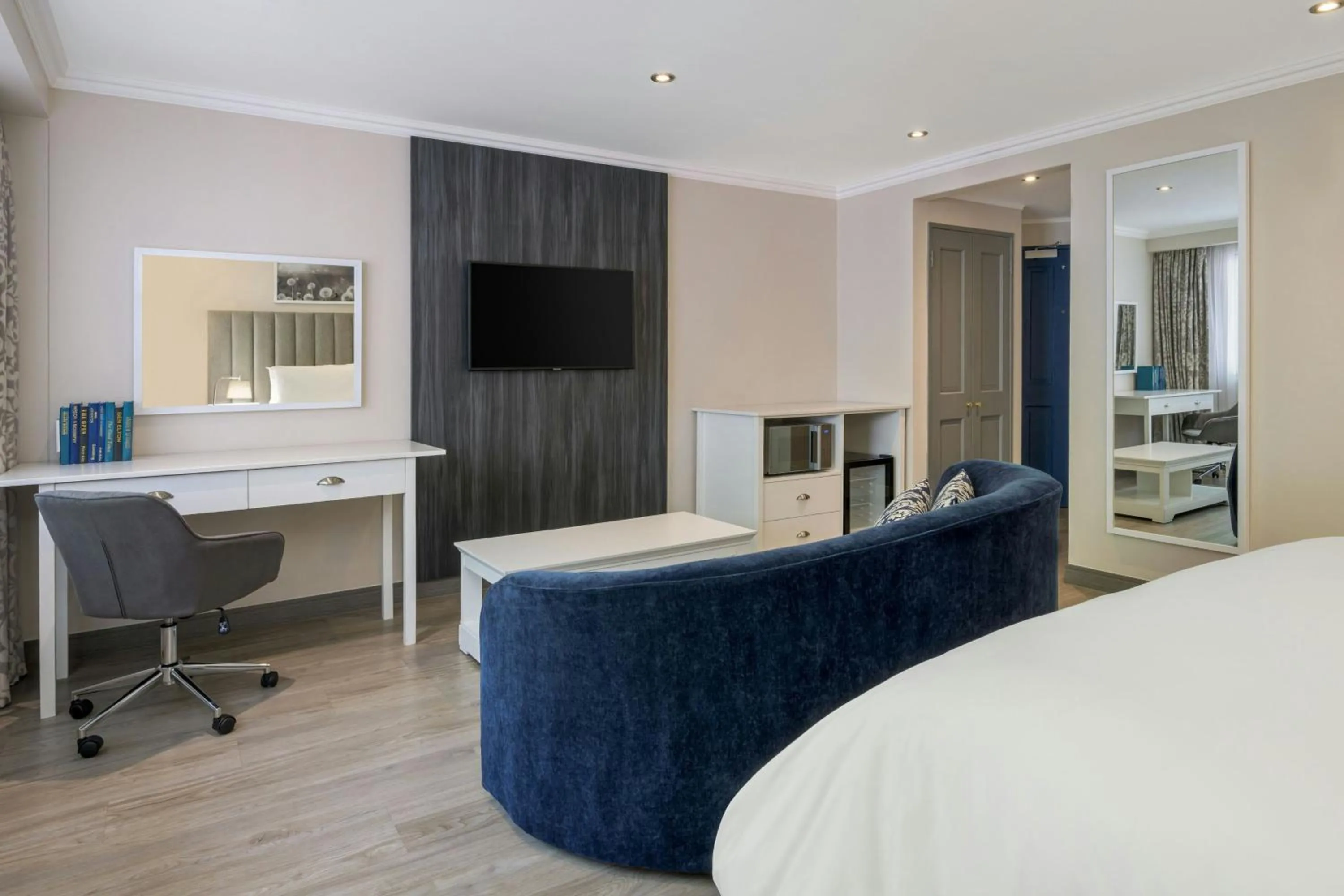 Photo of the whole room in Protea Hotel by Marriott Johannesburg Balalaika Sandton