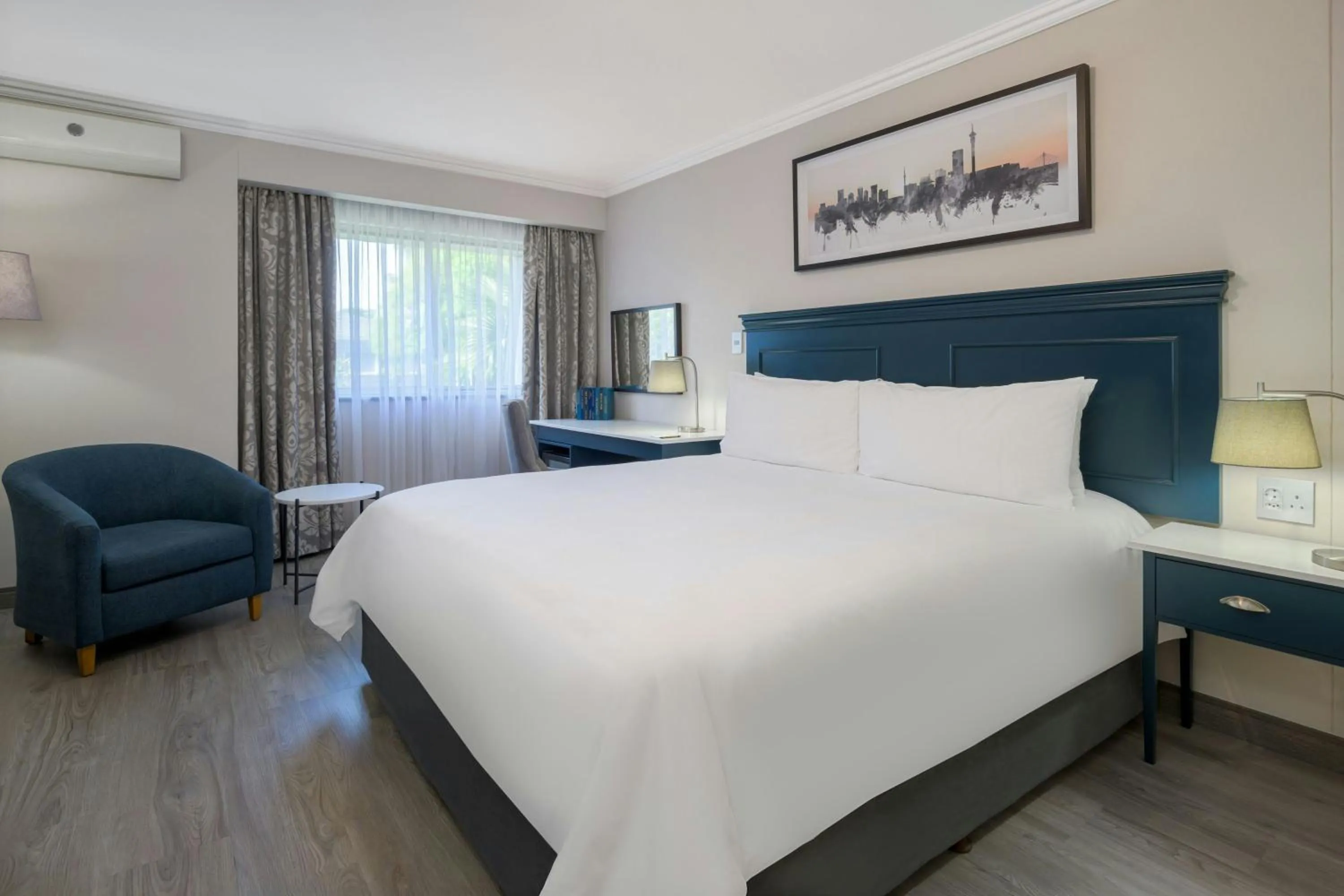 Photo of the whole room, Bed in Protea Hotel by Marriott Johannesburg Balalaika Sandton