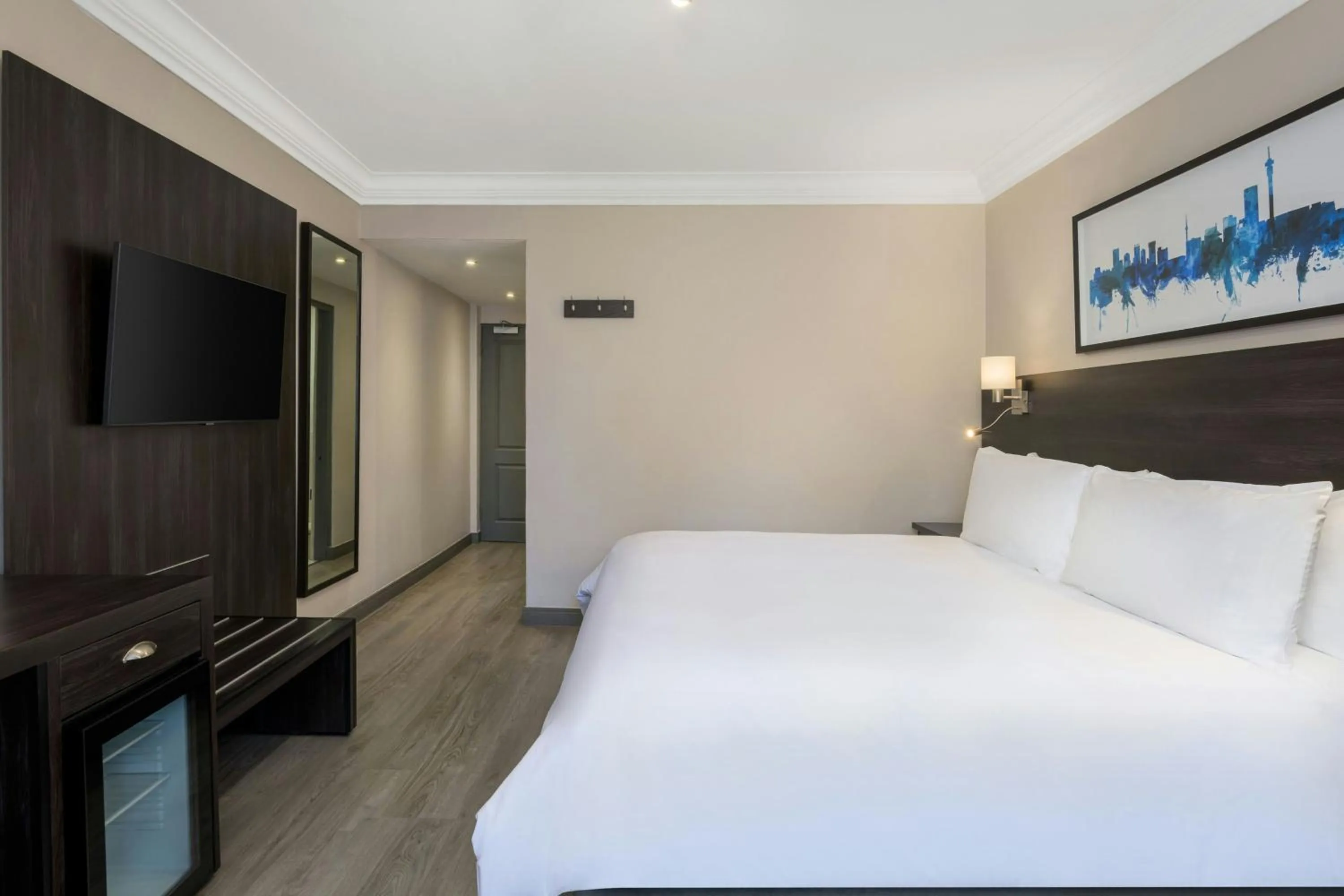 Photo of the whole room, Bed in Protea Hotel by Marriott Johannesburg Balalaika Sandton