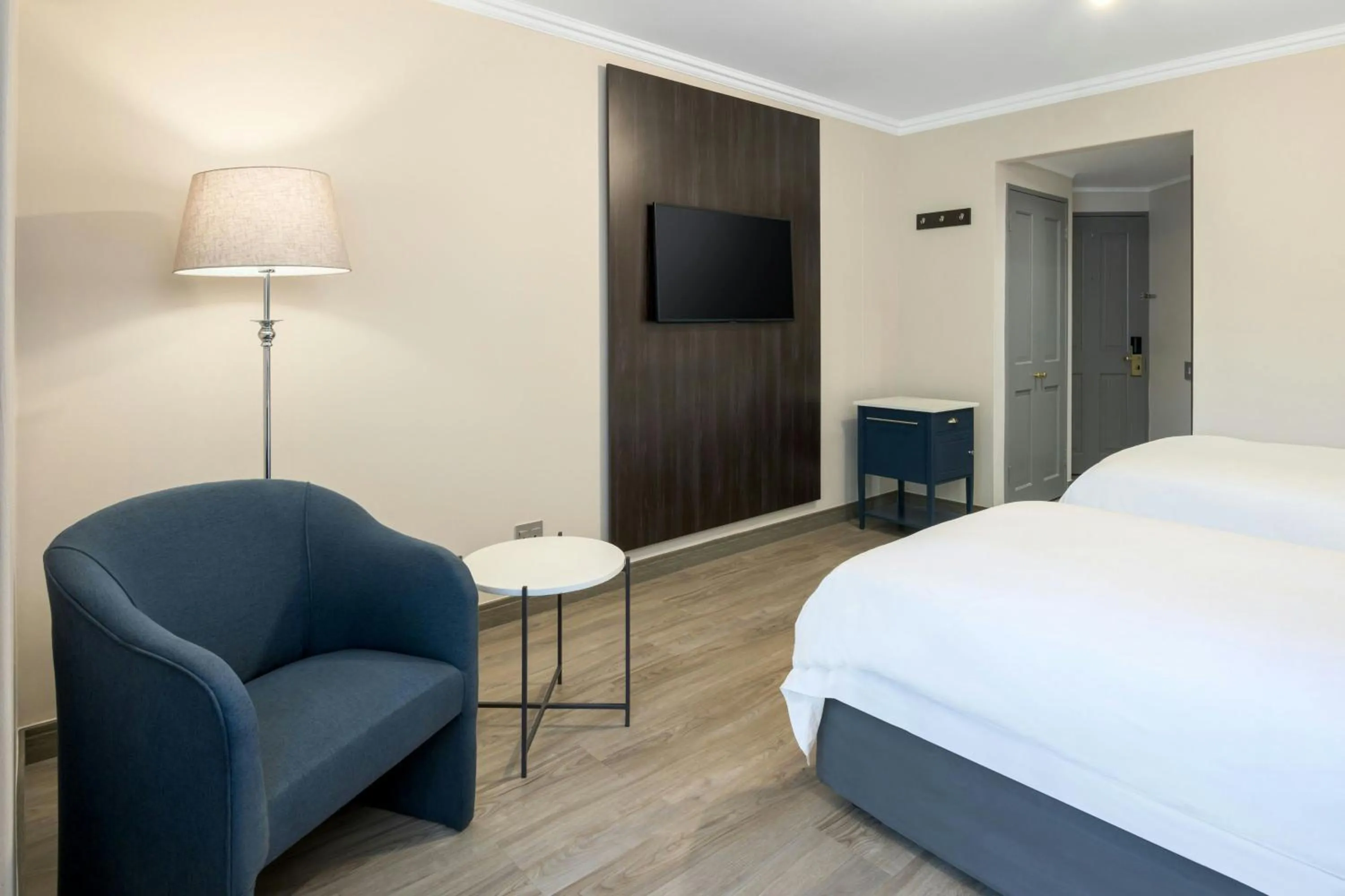 Photo of the whole room, Bed in Protea Hotel by Marriott Johannesburg Balalaika Sandton