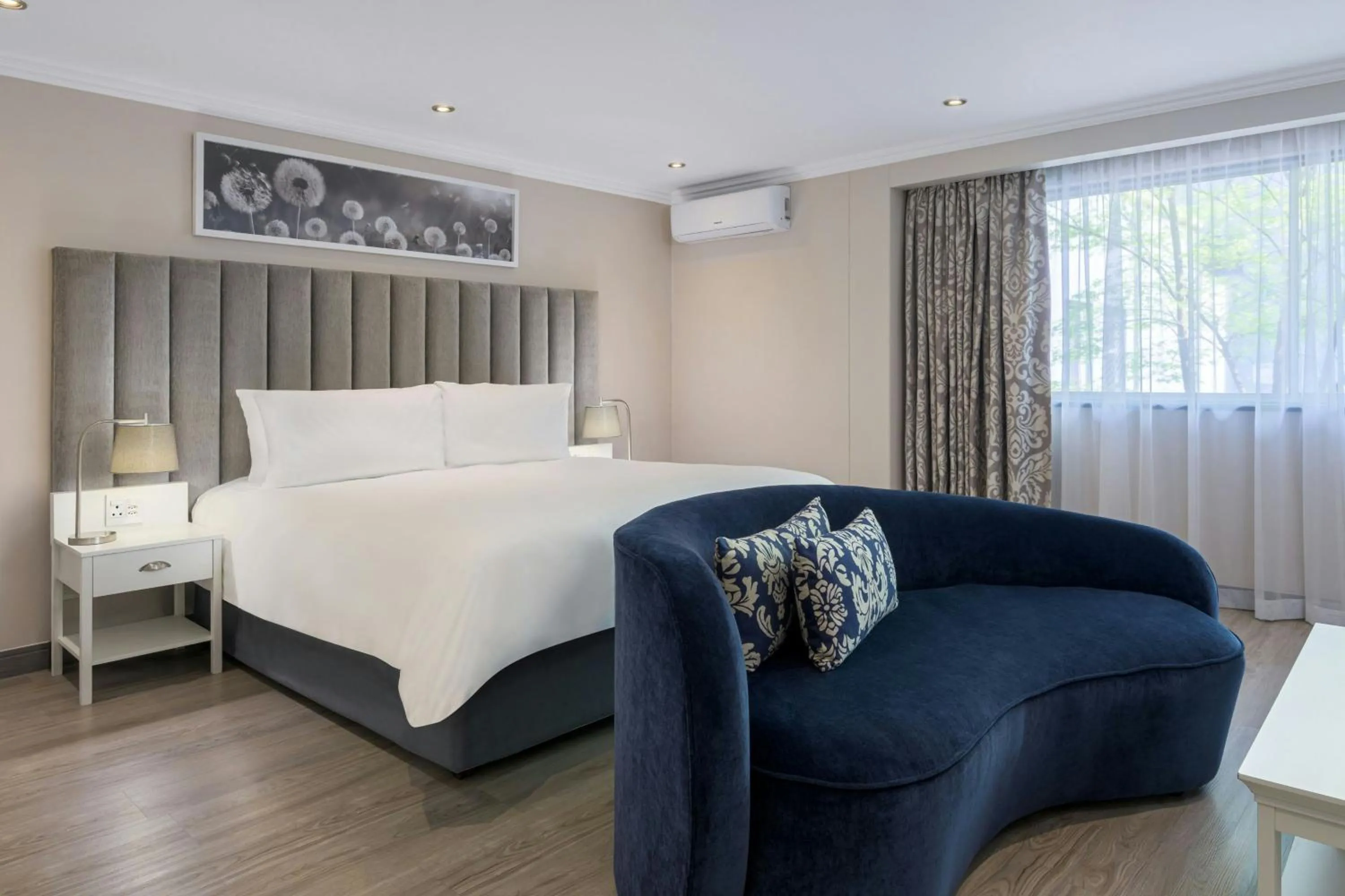 Photo of the whole room, Bed in Protea Hotel by Marriott Johannesburg Balalaika Sandton
