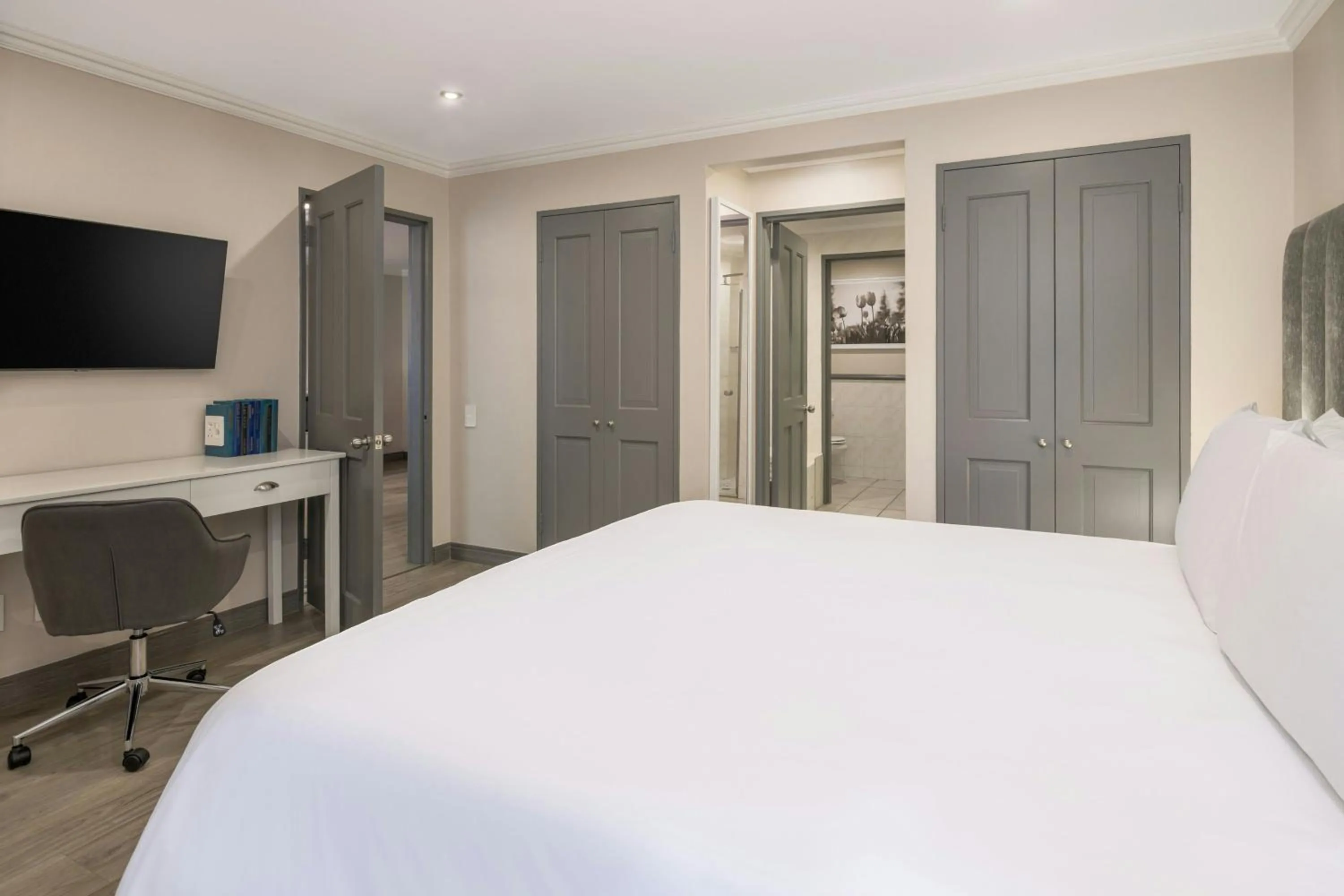 Bathroom, Bed in Protea Hotel by Marriott Johannesburg Balalaika Sandton