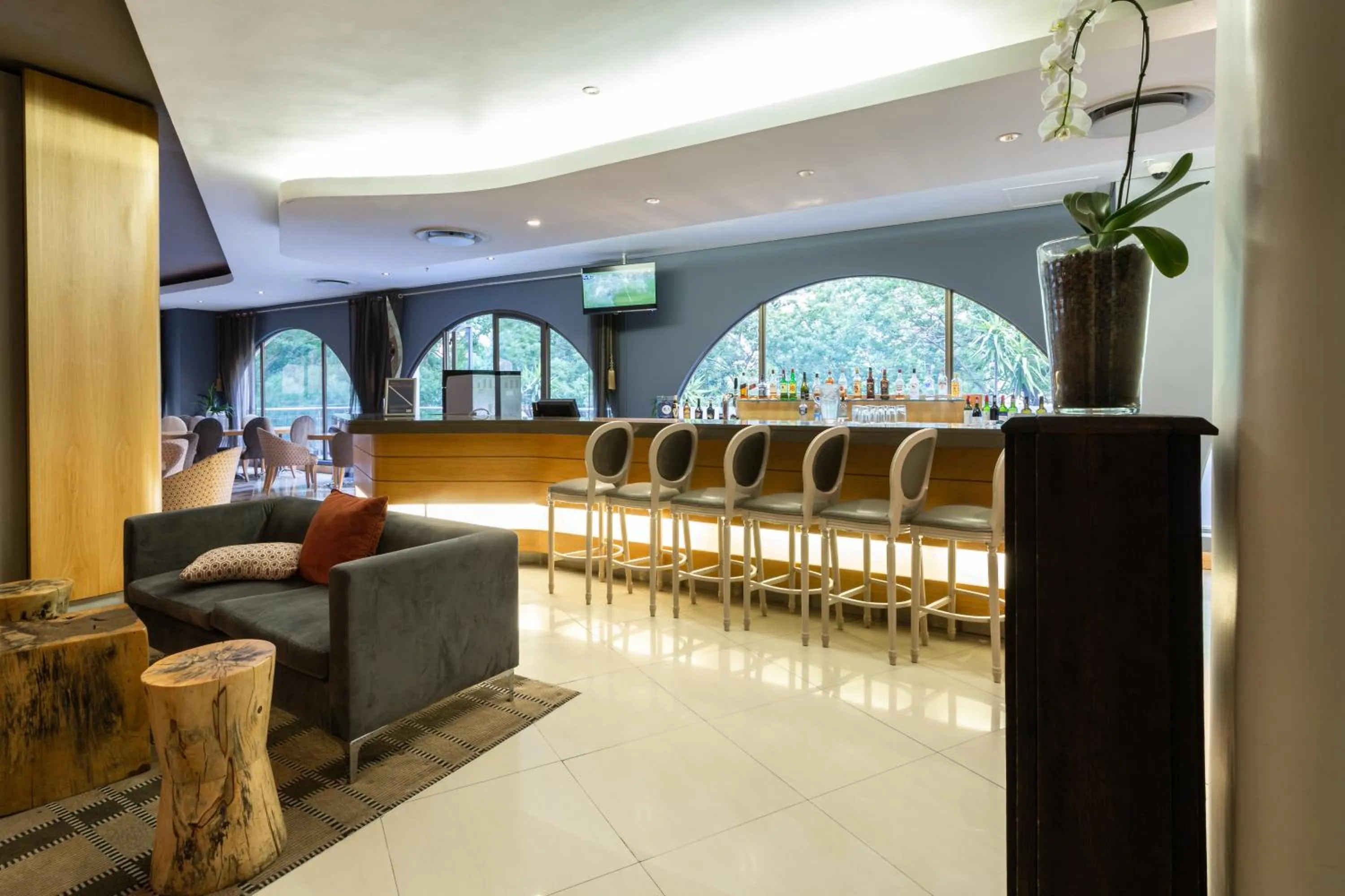 Lounge or bar in Holiday Inn Express Cape Town City Centre by IHG