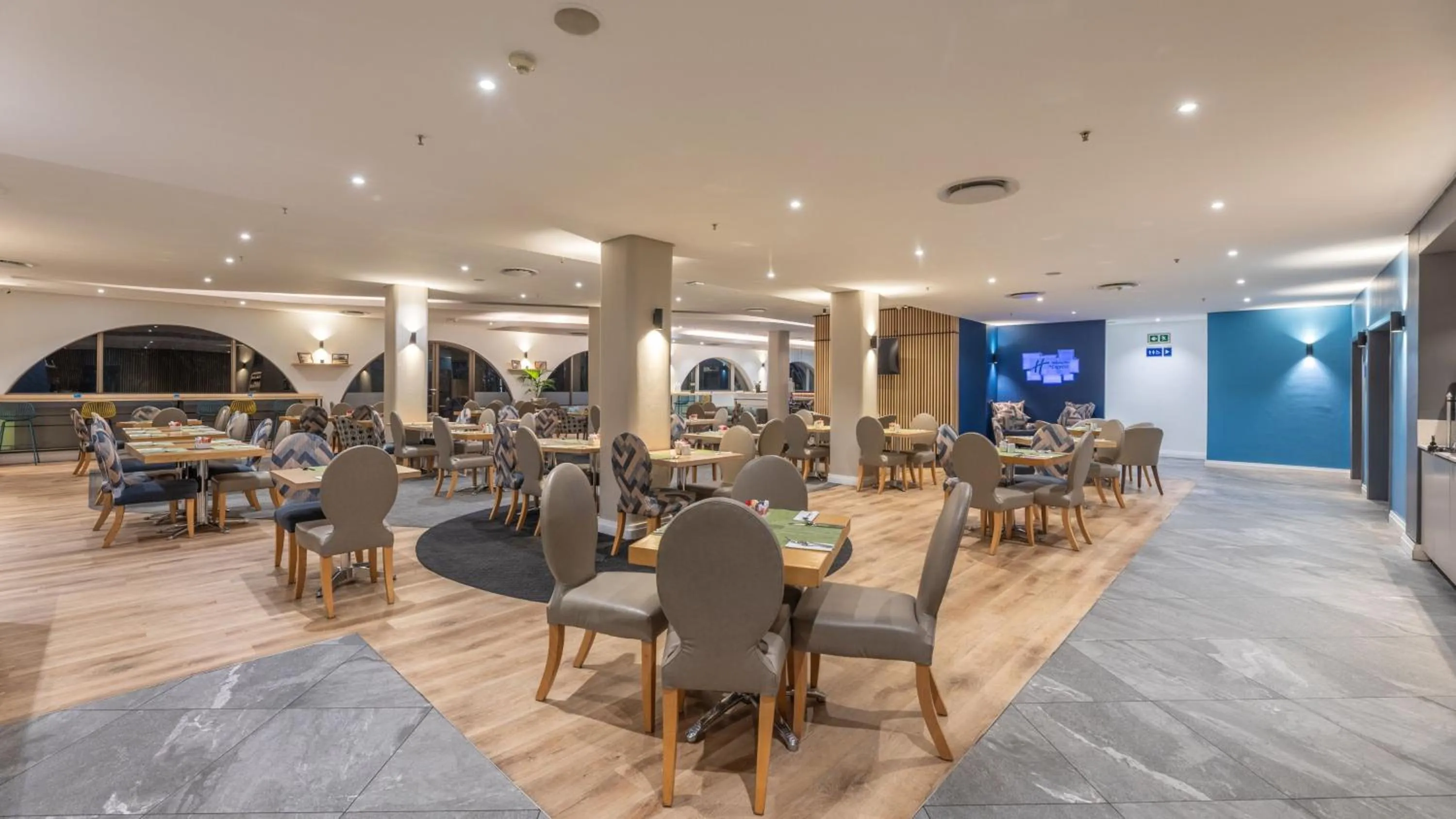 Restaurant/places to eat in Holiday Inn Express Cape Town City Centre by IHG