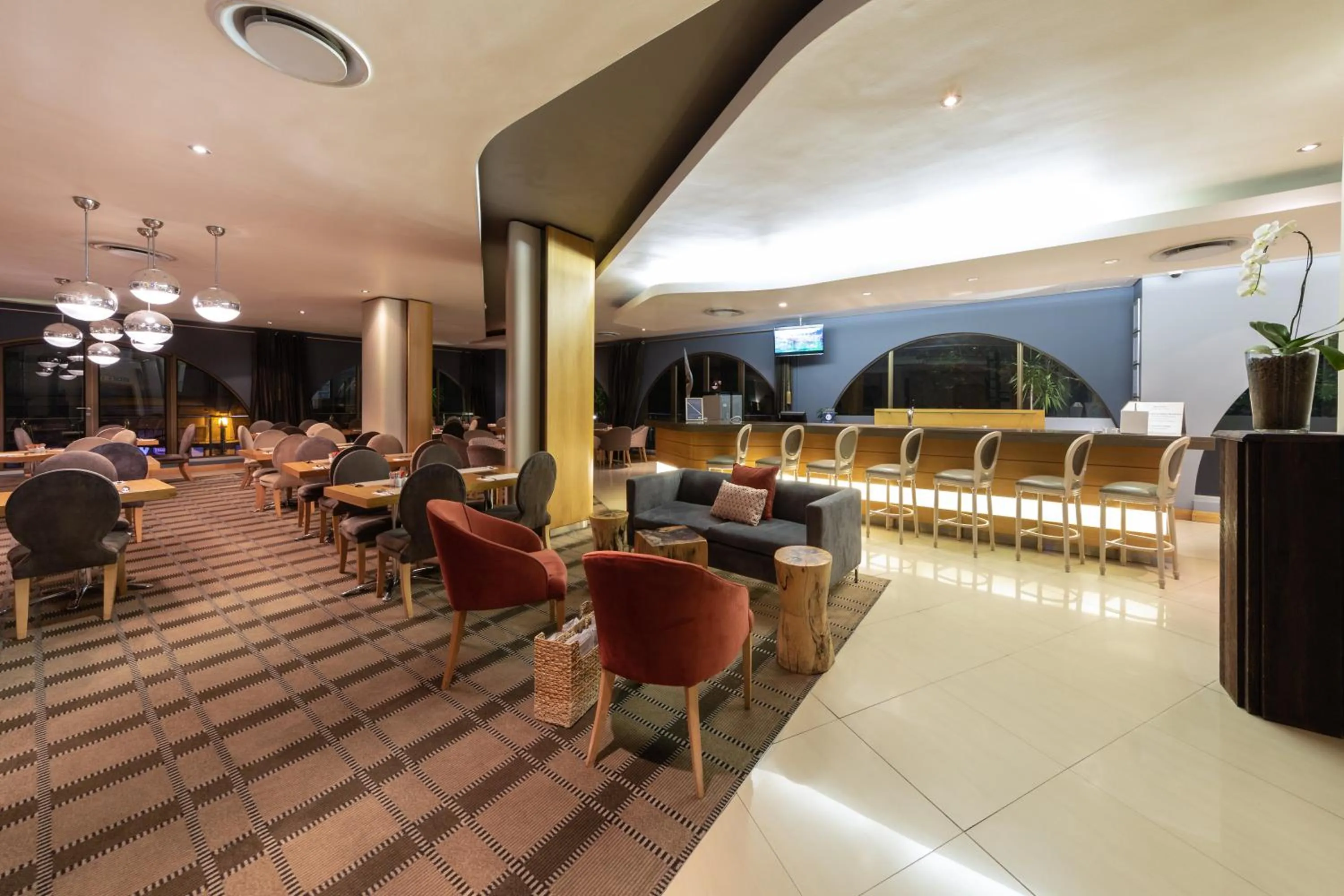 Lounge or bar in Holiday Inn Express Cape Town City Centre by IHG