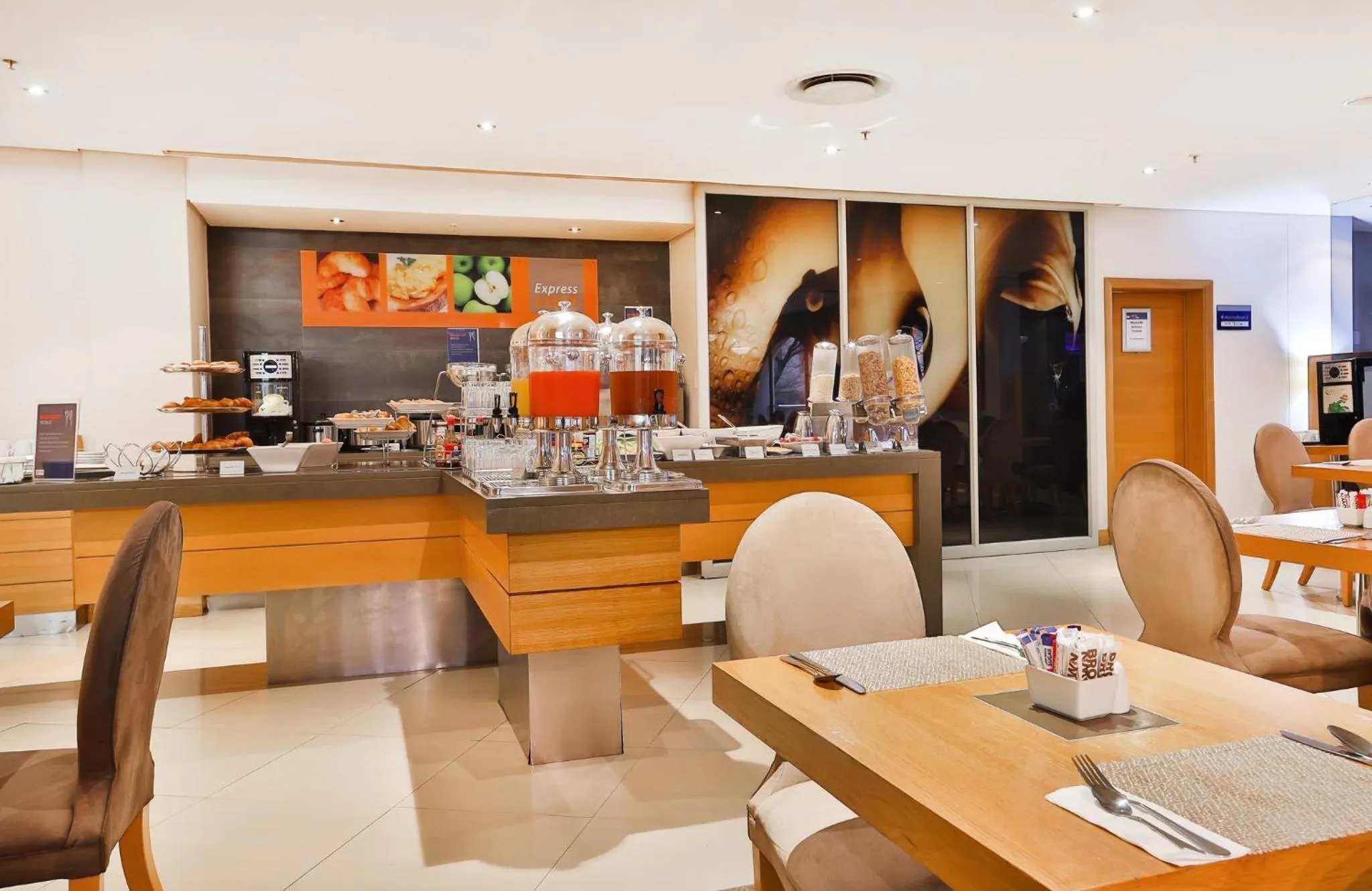 Breakfast in Holiday Inn Express Cape Town City Centre by IHG