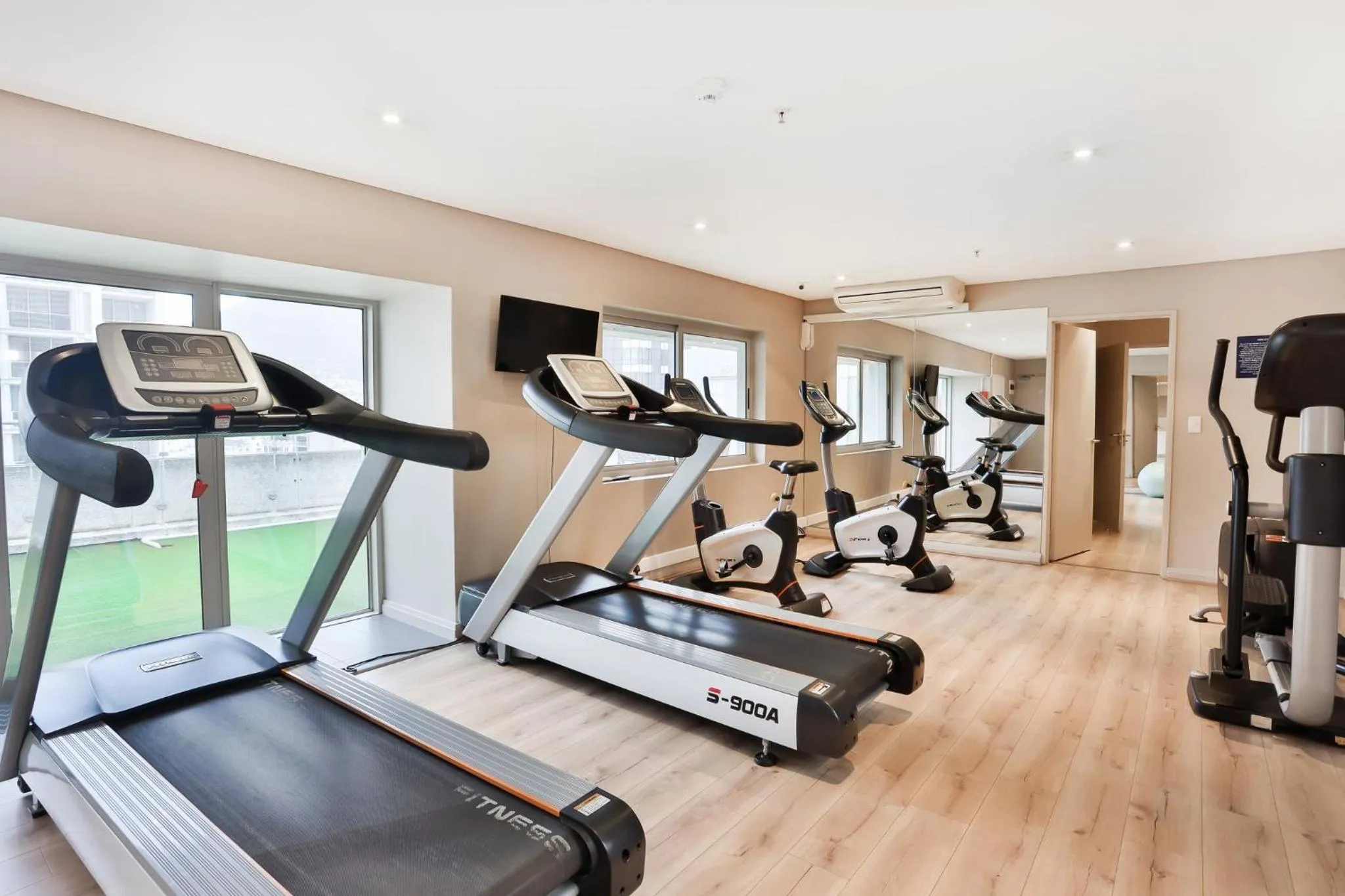Fitness centre/facilities in Holiday Inn Express Cape Town City Centre by IHG