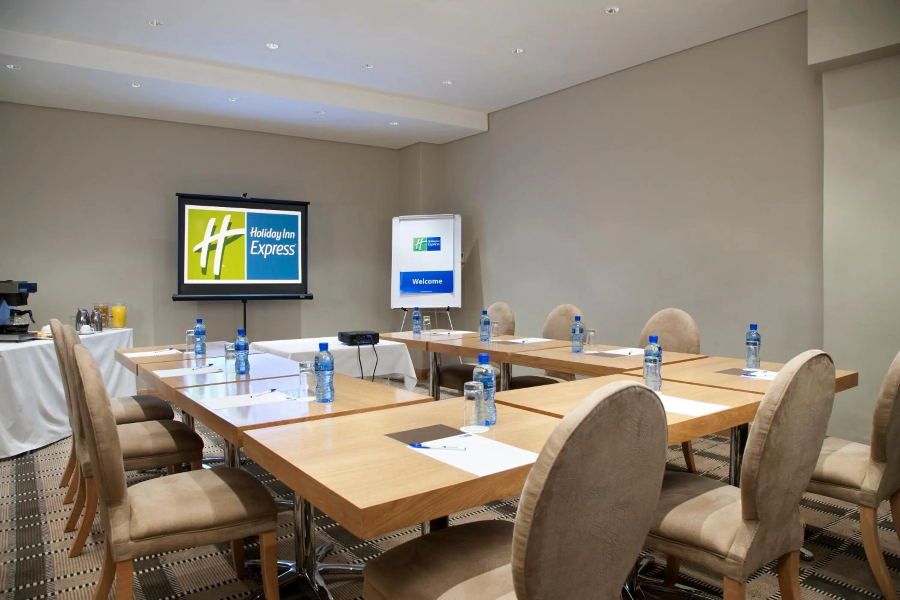 Meeting/conference room in Holiday Inn Express Cape Town City Centre by IHG