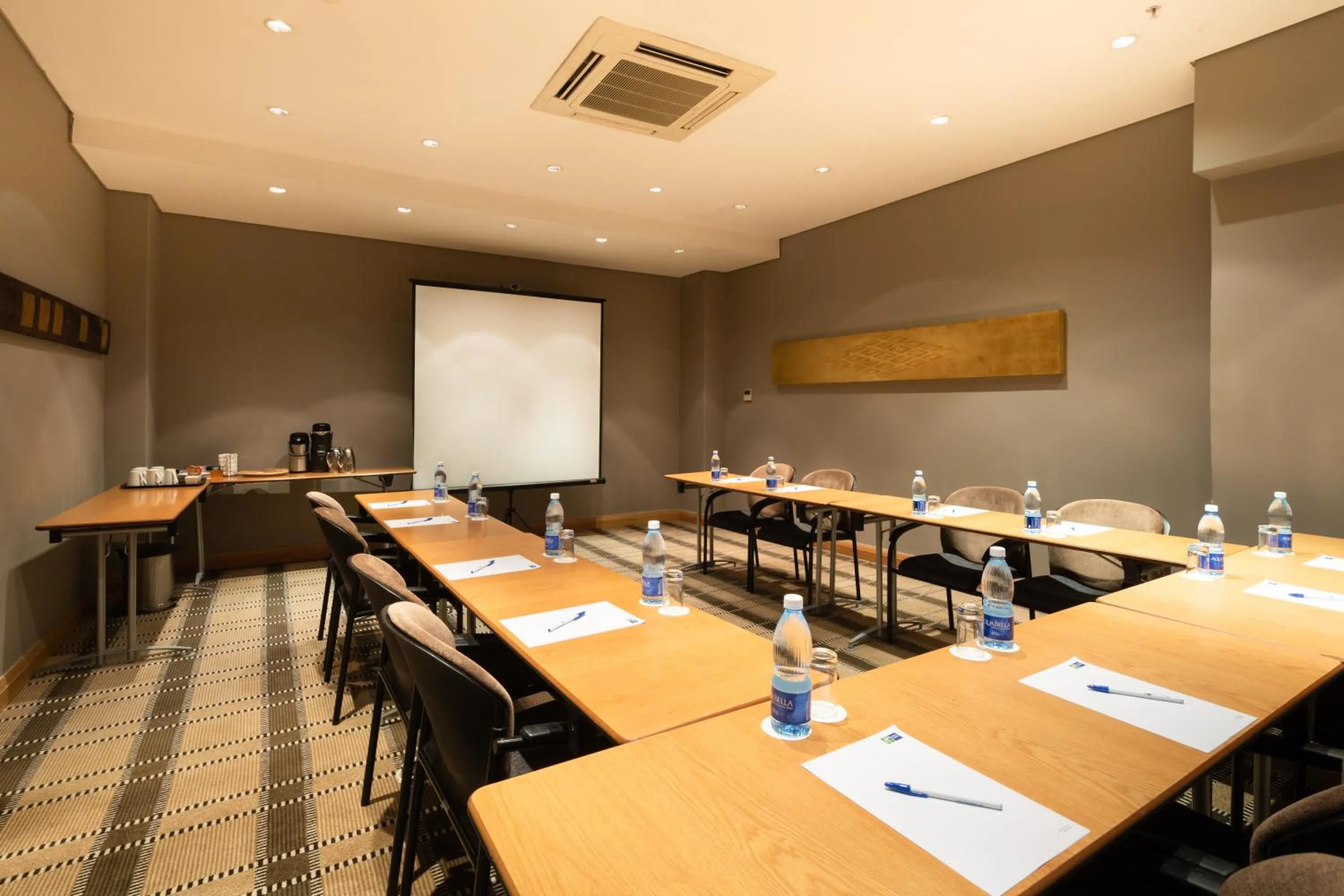 Meeting/conference room in Holiday Inn Express Cape Town City Centre by IHG