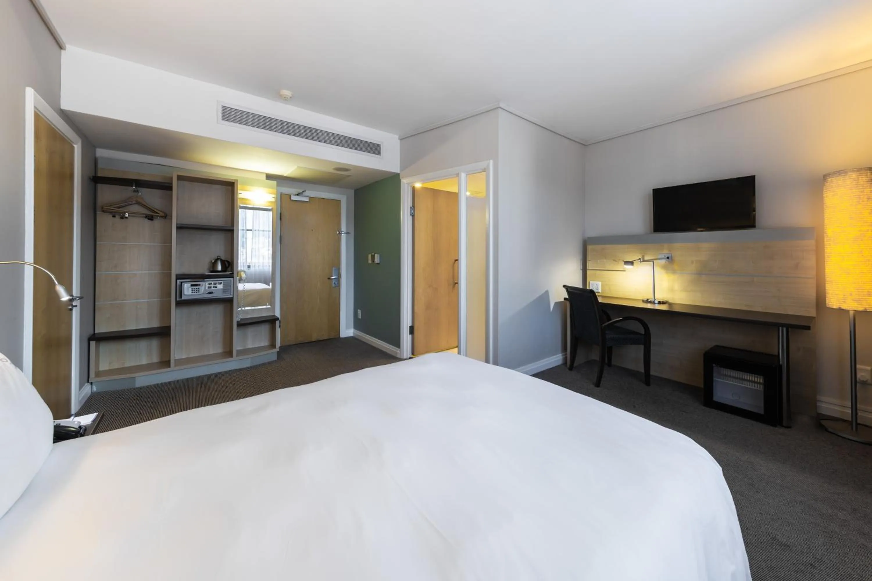 Photo of the whole room, Bed in Holiday Inn Express Cape Town City Centre by IHG