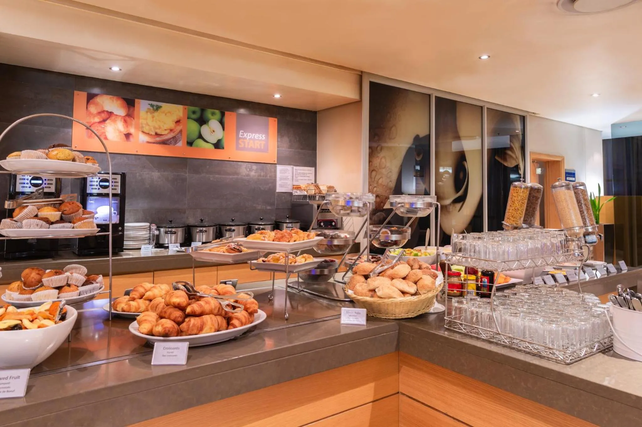Breakfast in Holiday Inn Express Cape Town City Centre by IHG